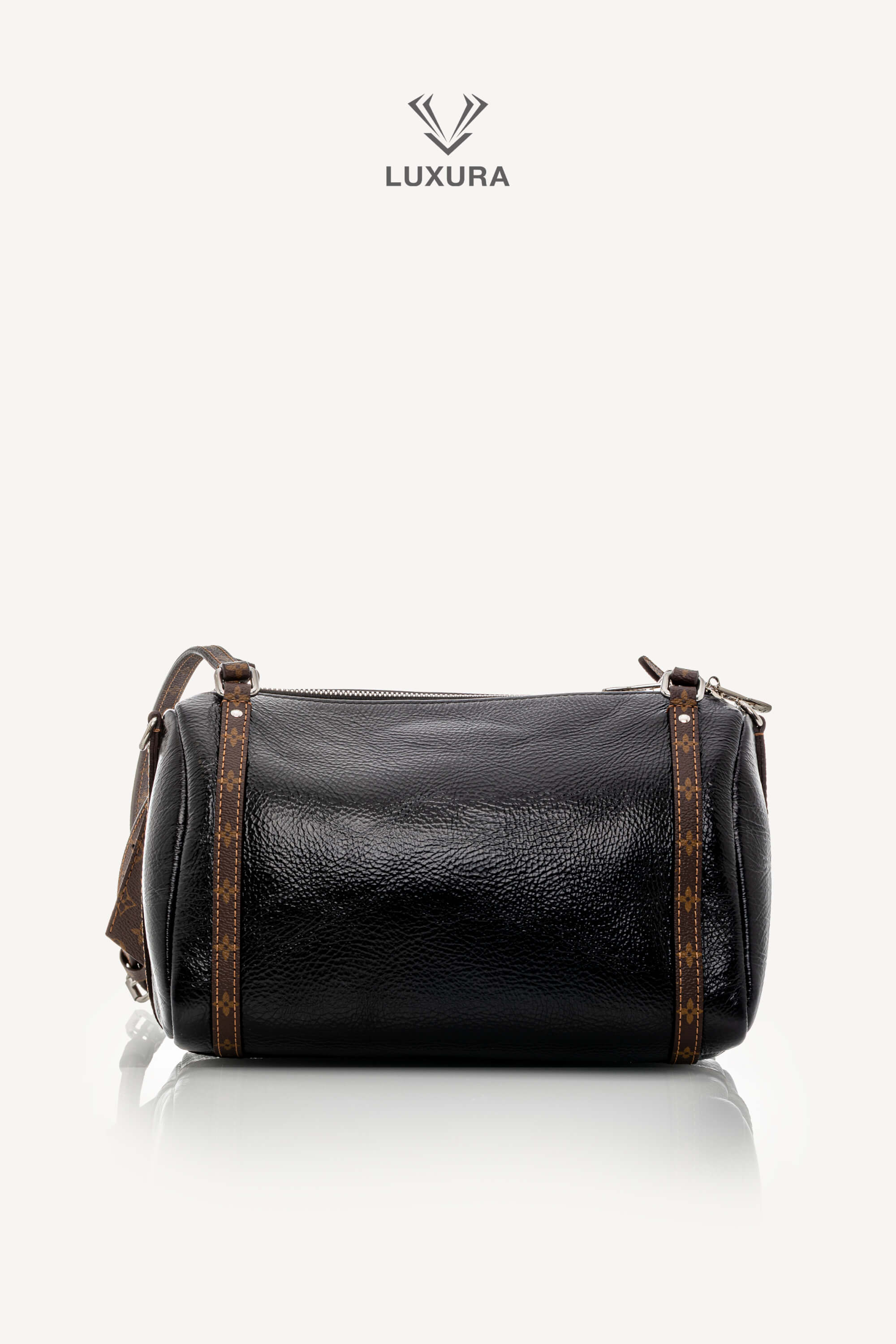 <span style="font-size: 10px;letter-spacing: .15em">HARD TO FIND</span><br> <strong>LOUIS VUITTON</strong><br> <div style="margin-top:10px;font-size:16px">PM Express Bag Saga Noir M27920 - Fashion Shows</div><br> - Image 7