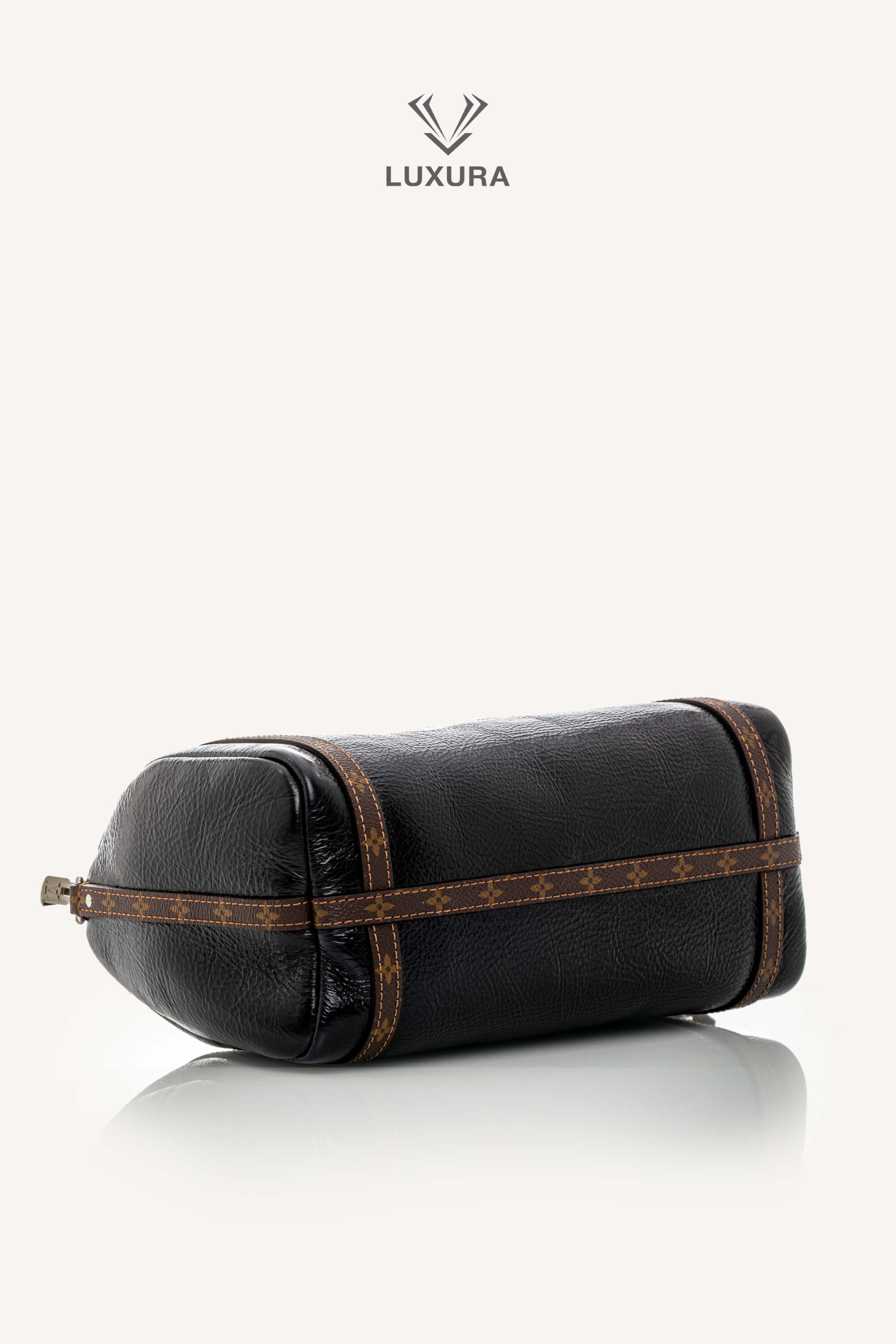<span style="font-size: 10px;letter-spacing: .15em">HARD TO FIND</span><br> <strong>LOUIS VUITTON</strong><br> <div style="margin-top:10px;font-size:16px">PM Express Bag Saga Noir M27920 - Fashion Shows</div><br> - Image 24