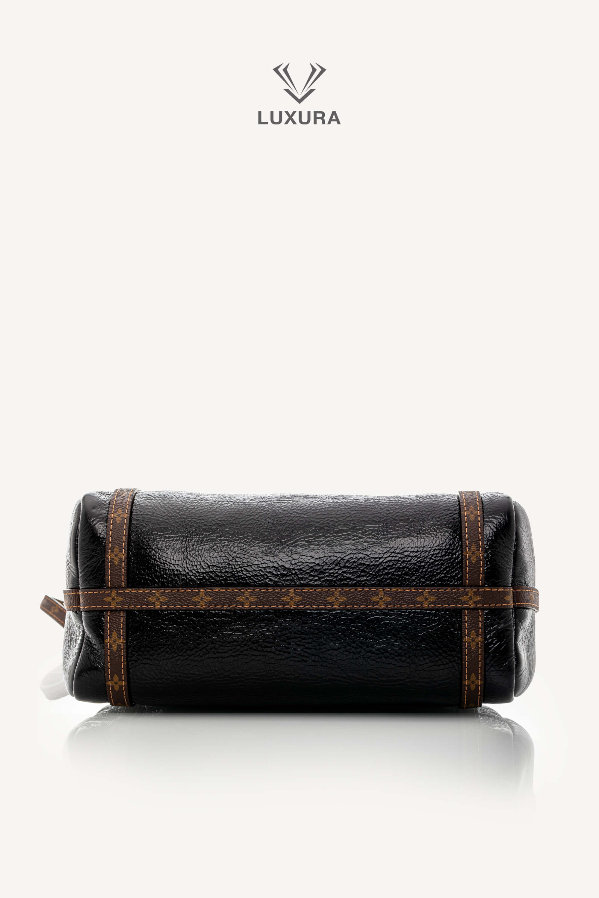 <span style="font-size: 10px;letter-spacing: .15em">HARD TO FIND</span><br> <strong>LOUIS VUITTON</strong><br> <div style="margin-top:10px;font-size:16px">PM Express Bag Saga Noir M27920 - Fashion Shows</div><br> - Image 26