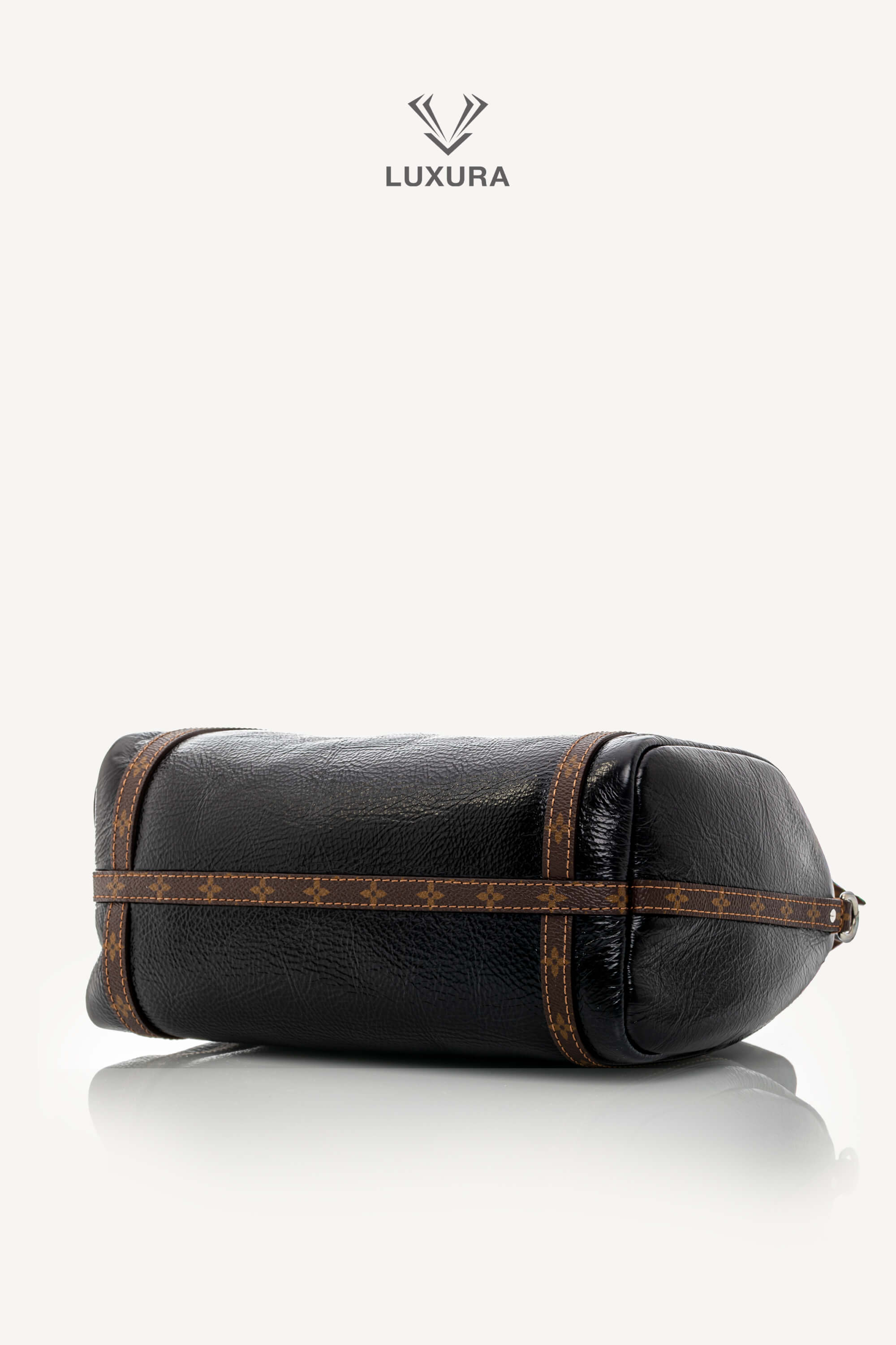 <span style="font-size: 10px;letter-spacing: .15em">HARD TO FIND</span><br> <strong>LOUIS VUITTON</strong><br> <div style="margin-top:10px;font-size:16px">PM Express Bag Saga Noir M27920 - Fashion Shows</div><br> - Image 27