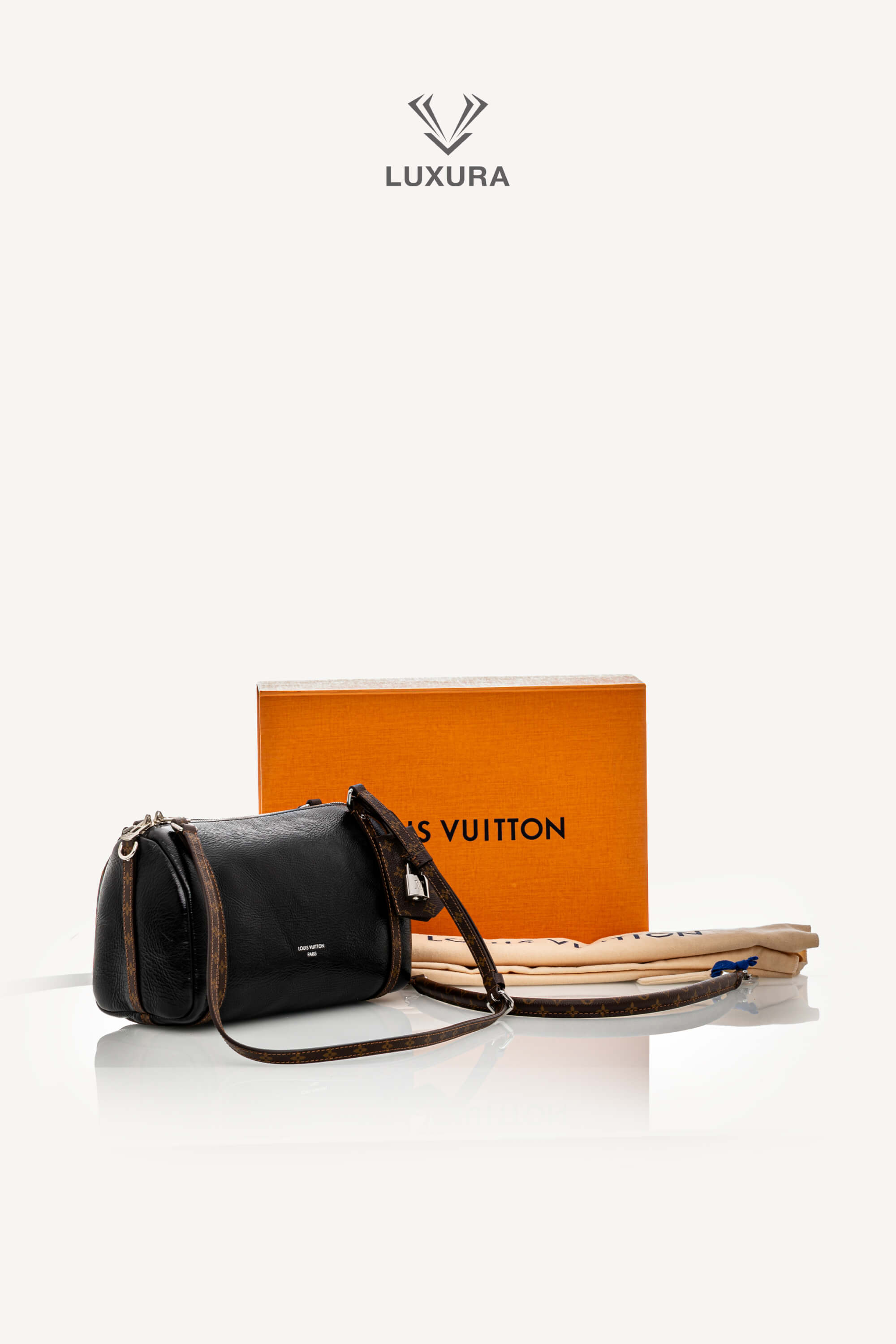 <span style="font-size: 10px;letter-spacing: .15em">HARD TO FIND</span><br> <strong>LOUIS VUITTON</strong><br> <div style="margin-top:10px;font-size:16px">PM Express Bag Saga Noir M27920 - Fashion Shows</div><br> - Image 2