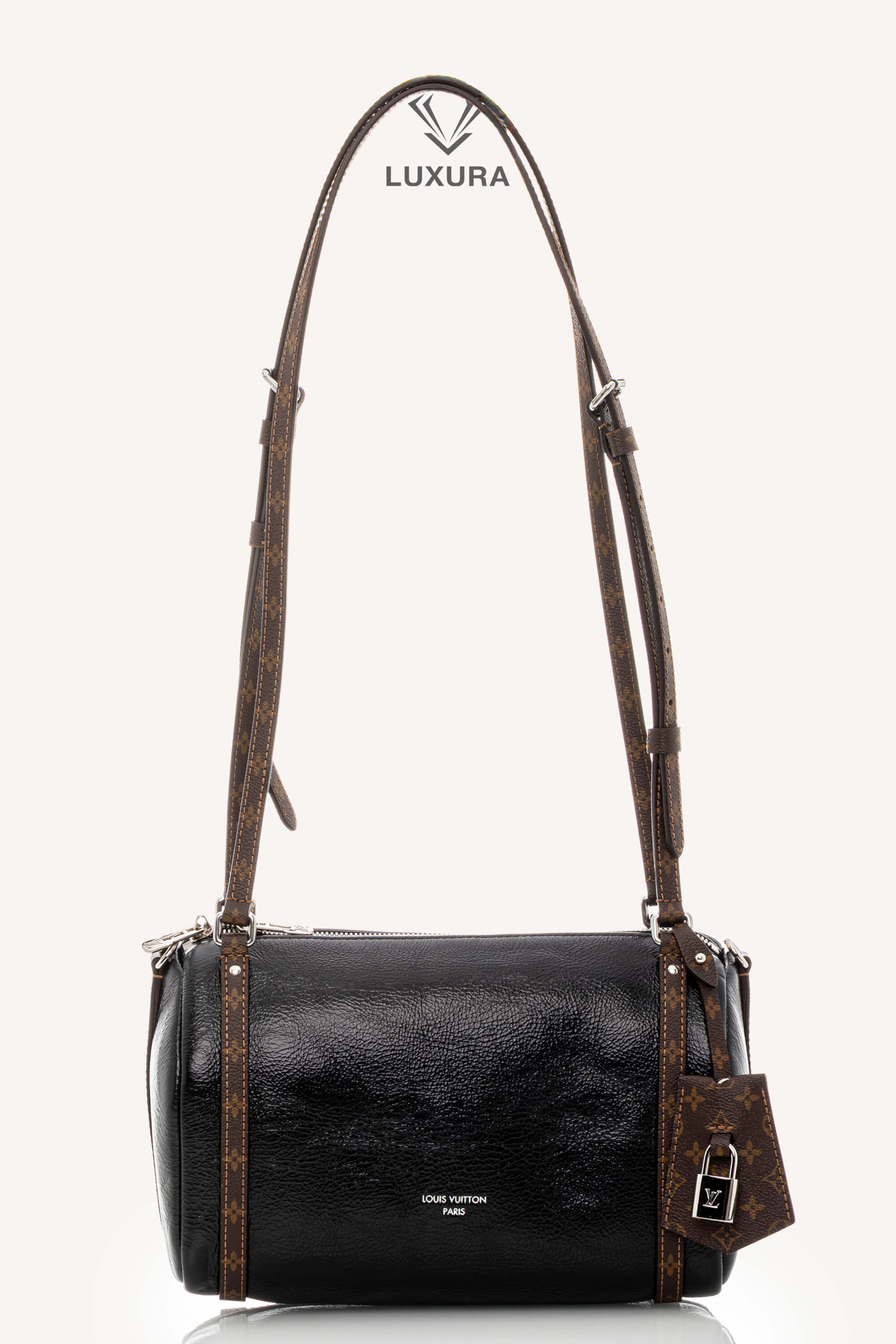 <span style="font-size: 10px;letter-spacing: .15em">HARD TO FIND</span><br> <strong>LOUIS VUITTON</strong><br> <div style="margin-top:10px;font-size:16px">PM Express Bag Saga Noir M27920 - Fashion Shows</div><br> - Image 6