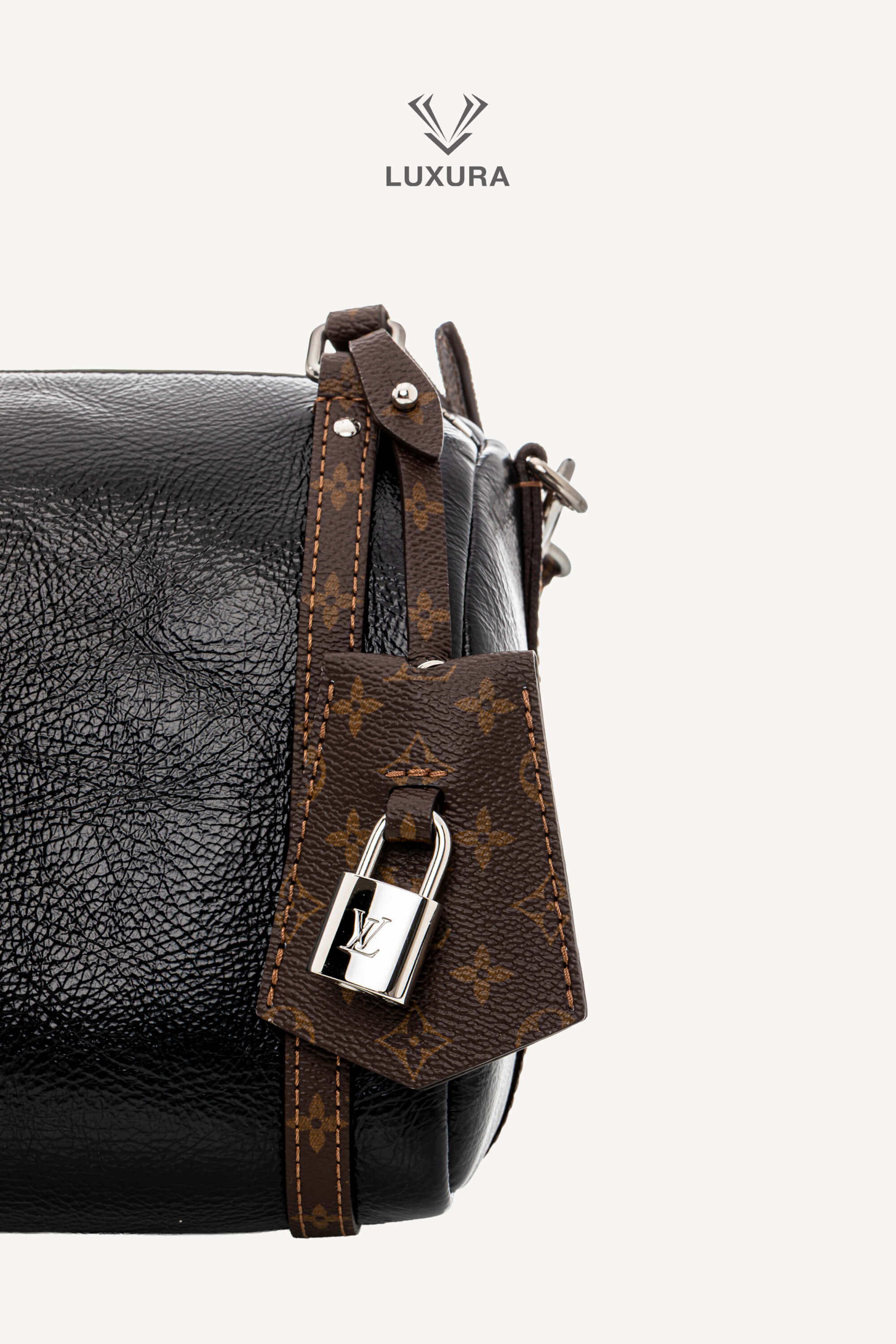 <span style="font-size: 10px;letter-spacing: .15em">HARD TO FIND</span><br> <strong>LOUIS VUITTON</strong><br> <div style="margin-top:10px;font-size:16px">PM Express Bag Saga Noir M27920 - Fashion Shows</div><br> - Image 16