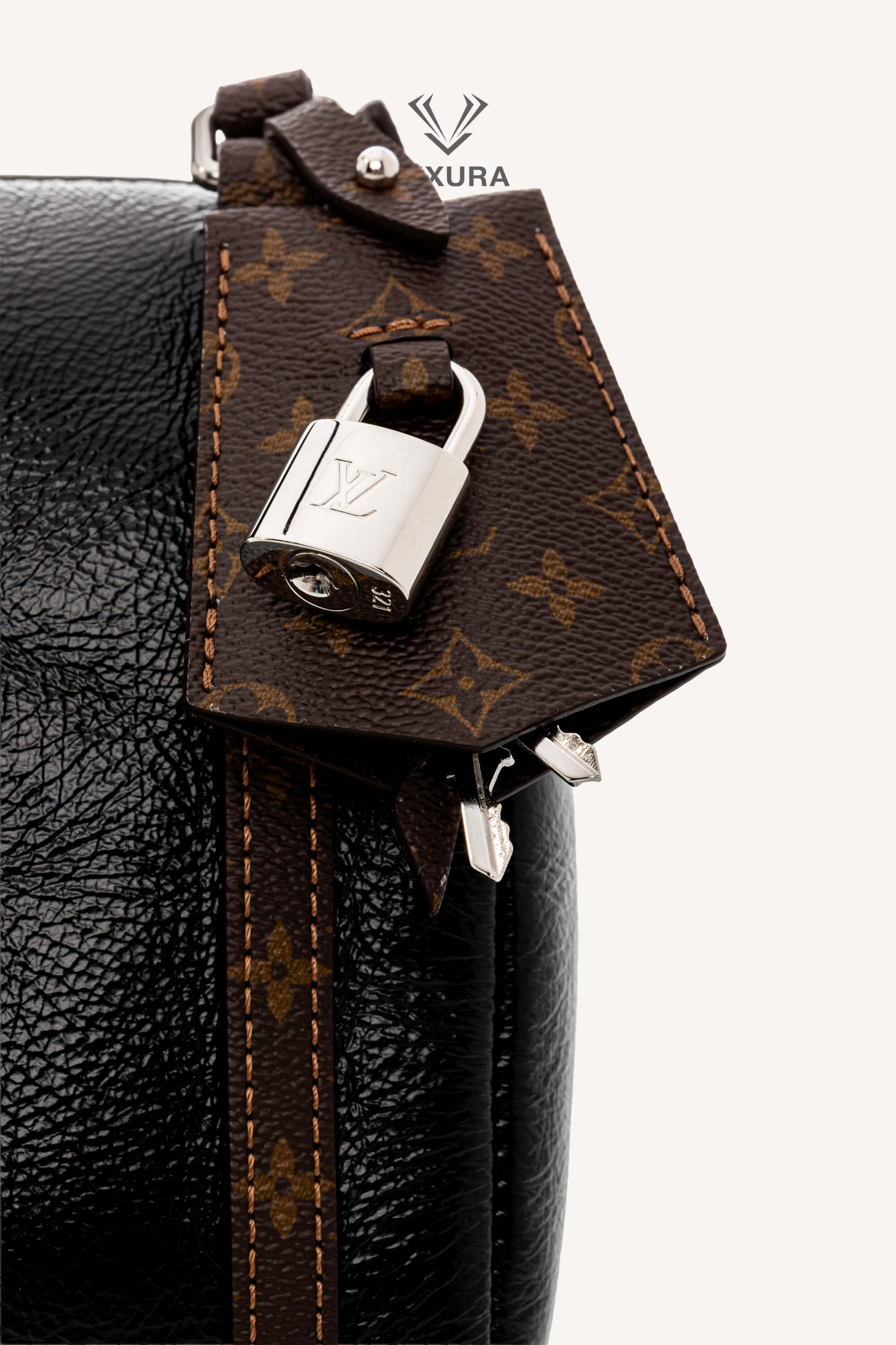 <span style="font-size: 10px;letter-spacing: .15em">HARD TO FIND</span><br> <strong>LOUIS VUITTON</strong><br> <div style="margin-top:10px;font-size:16px">PM Express Bag Saga Noir M27920 - Fashion Shows</div><br> - Image 15