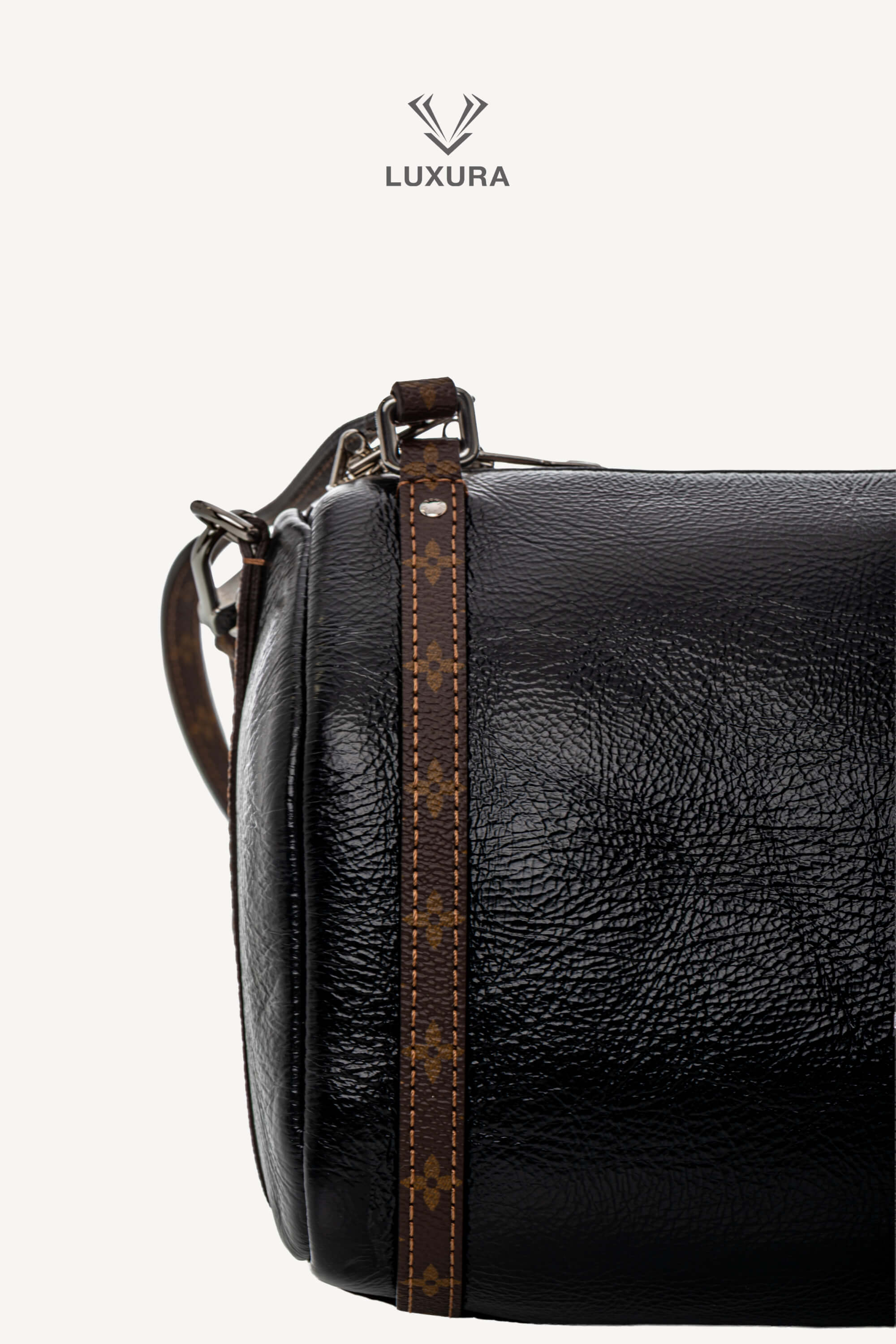<span style="font-size: 10px;letter-spacing: .15em">HARD TO FIND</span><br> <strong>LOUIS VUITTON</strong><br> <div style="margin-top:10px;font-size:16px">PM Express Bag Saga Noir M27920 - Fashion Shows</div><br> - Image 10