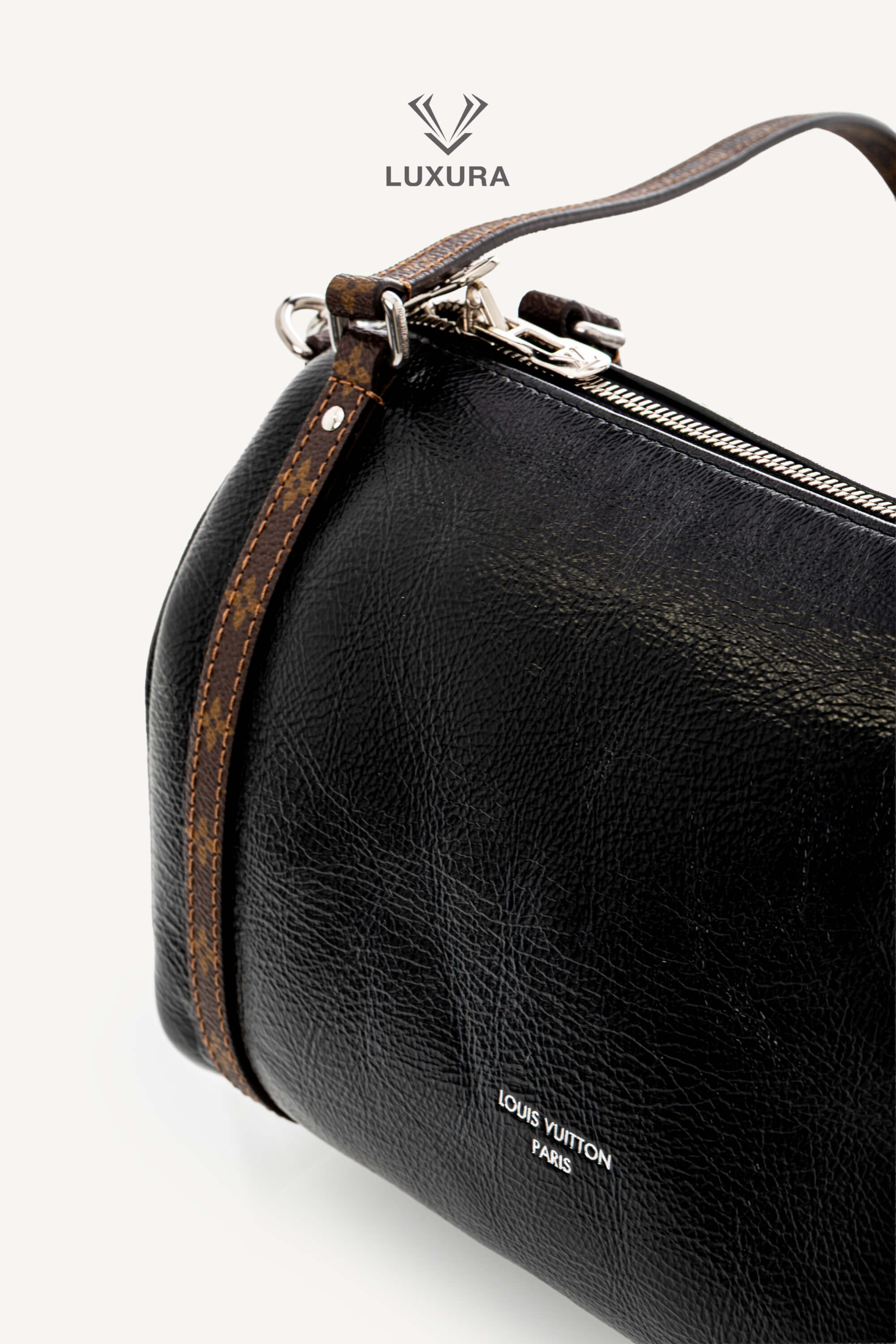 <span style="font-size: 10px;letter-spacing: .15em">HARD TO FIND</span><br> <strong>LOUIS VUITTON</strong><br> <div style="margin-top:10px;font-size:16px">PM Express Bag Saga Noir M27920 - Fashion Shows</div><br> - Image 9