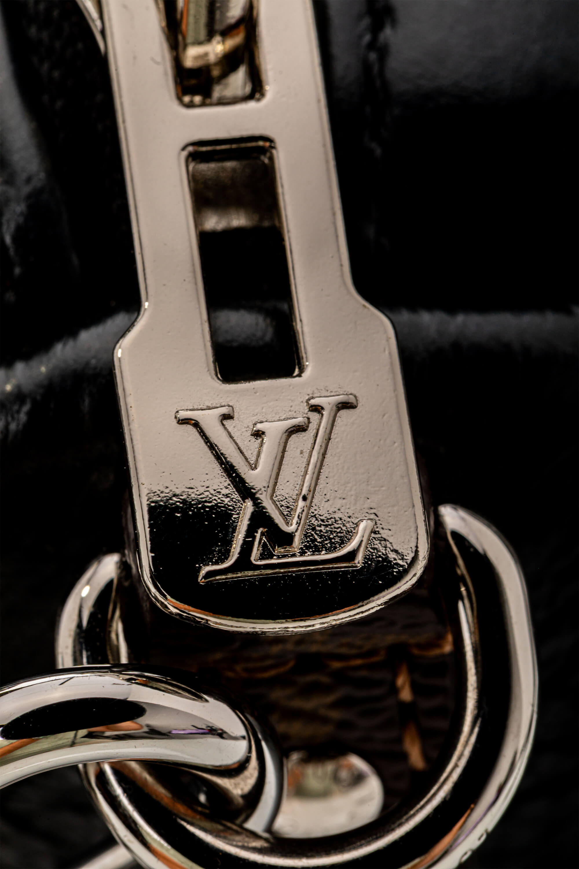 <span style="font-size: 10px;letter-spacing: .15em">HARD TO FIND</span><br> <strong>LOUIS VUITTON</strong><br> <div style="margin-top:10px;font-size:16px">PM Express Bag Saga Noir M27920 - Fashion Shows</div><br> - Image 17