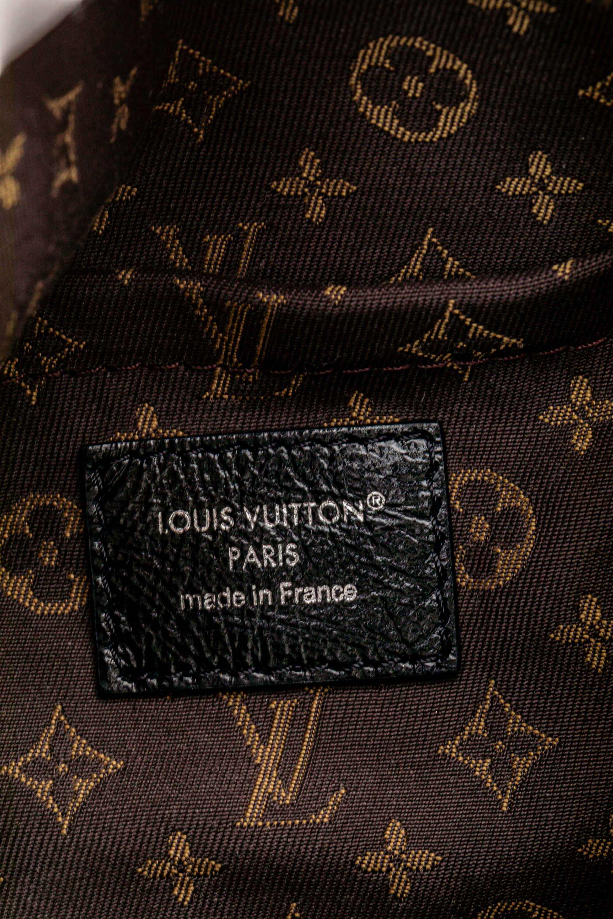 <span style="font-size: 10px;letter-spacing: .15em">HARD TO FIND</span><br> <strong>LOUIS VUITTON</strong><br> <div style="margin-top:10px;font-size:16px">PM Express Bag Saga Noir M27920 - Fashion Shows</div><br> - Image 13