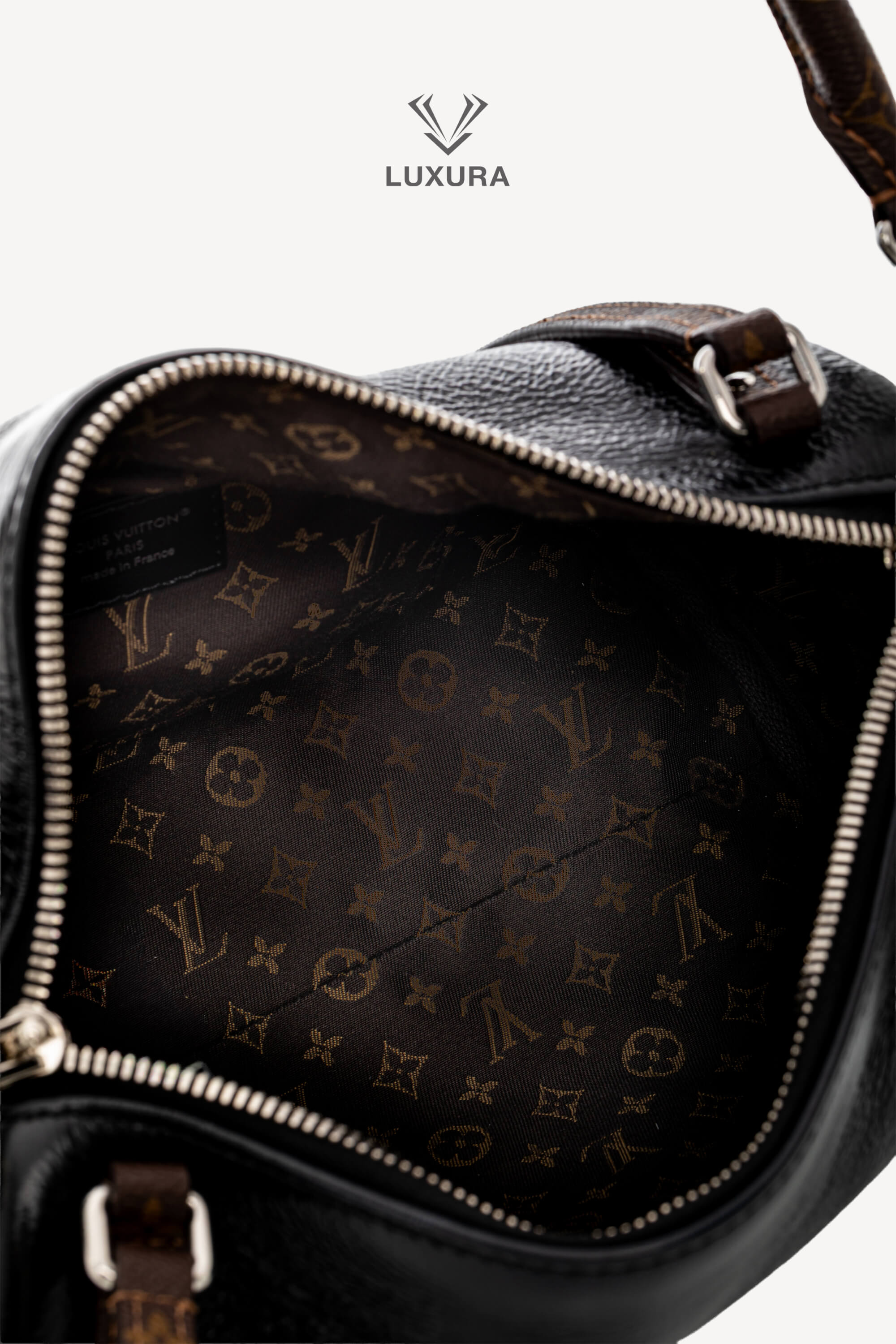 <span style="font-size: 10px;letter-spacing: .15em">HARD TO FIND</span><br> <strong>LOUIS VUITTON</strong><br> <div style="margin-top:10px;font-size:16px">PM Express Bag Saga Noir M27920 - Fashion Shows</div><br> - Image 12