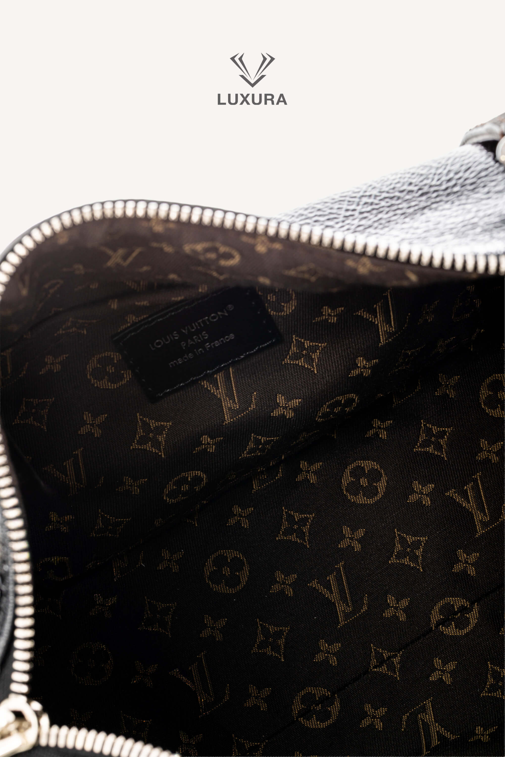<span style="font-size: 10px;letter-spacing: .15em">HARD TO FIND</span><br> <strong>LOUIS VUITTON</strong><br> <div style="margin-top:10px;font-size:16px">PM Express Bag Saga Noir M27920 - Fashion Shows</div><br> - Image 14