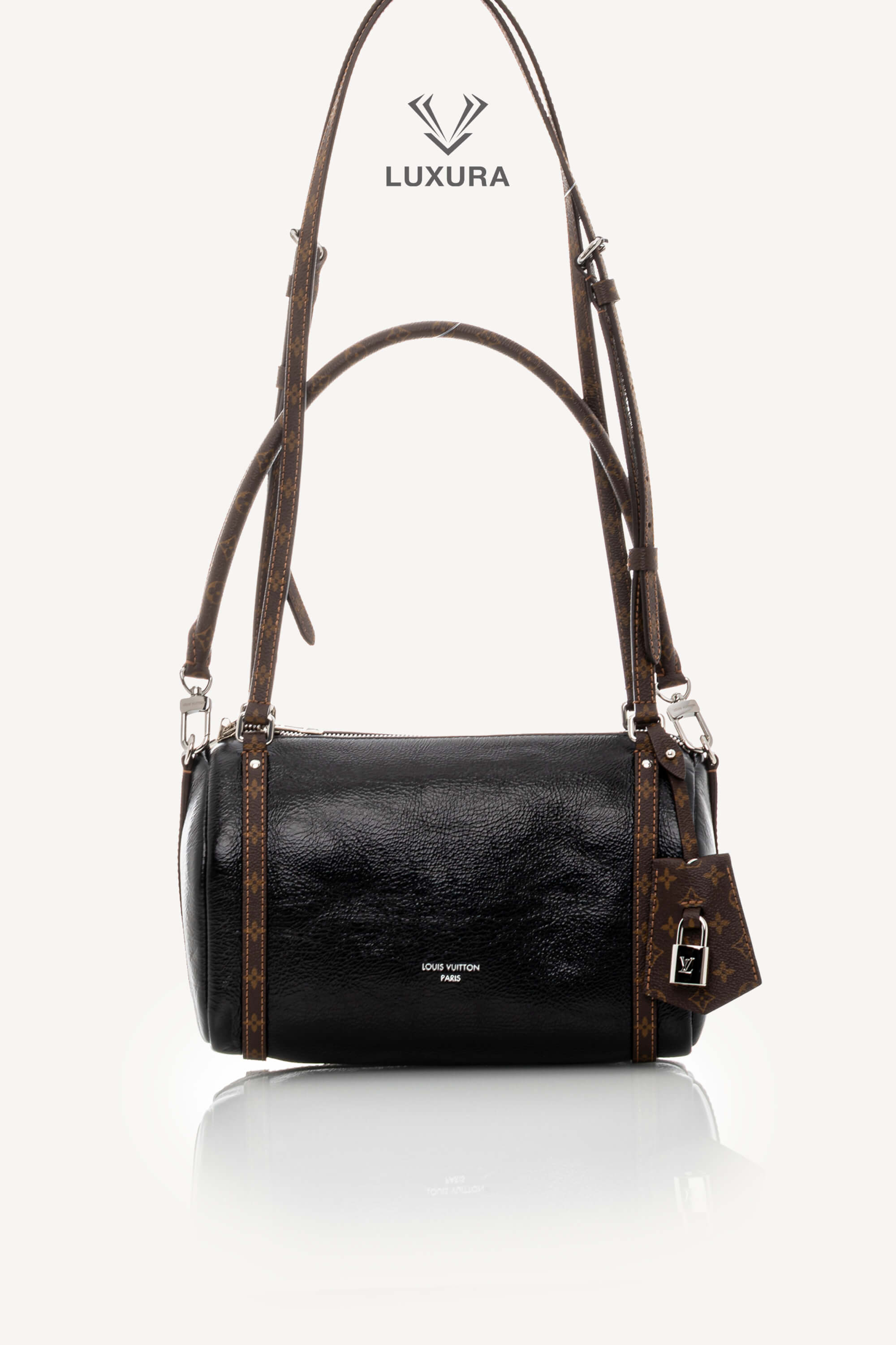 <span style="font-size: 10px;letter-spacing: .15em">HARD TO FIND</span><br> <strong>LOUIS VUITTON</strong><br> <div style="margin-top:10px;font-size:16px">PM Express Bag Saga Noir M27920 - Fashion Shows</div><br> - Image 4