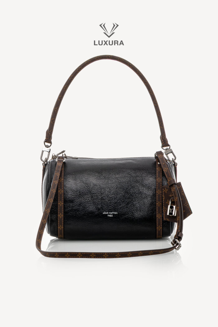 <span style="font-size: 10px;letter-spacing: .15em">HARD TO FIND</span><br>            <strong>LOUIS VUITTON</strong><br>            <div style="margin-top:10px;font-size:16px">PM Express Bag Saga Noir M27920 - Fashion Shows</div><br>
