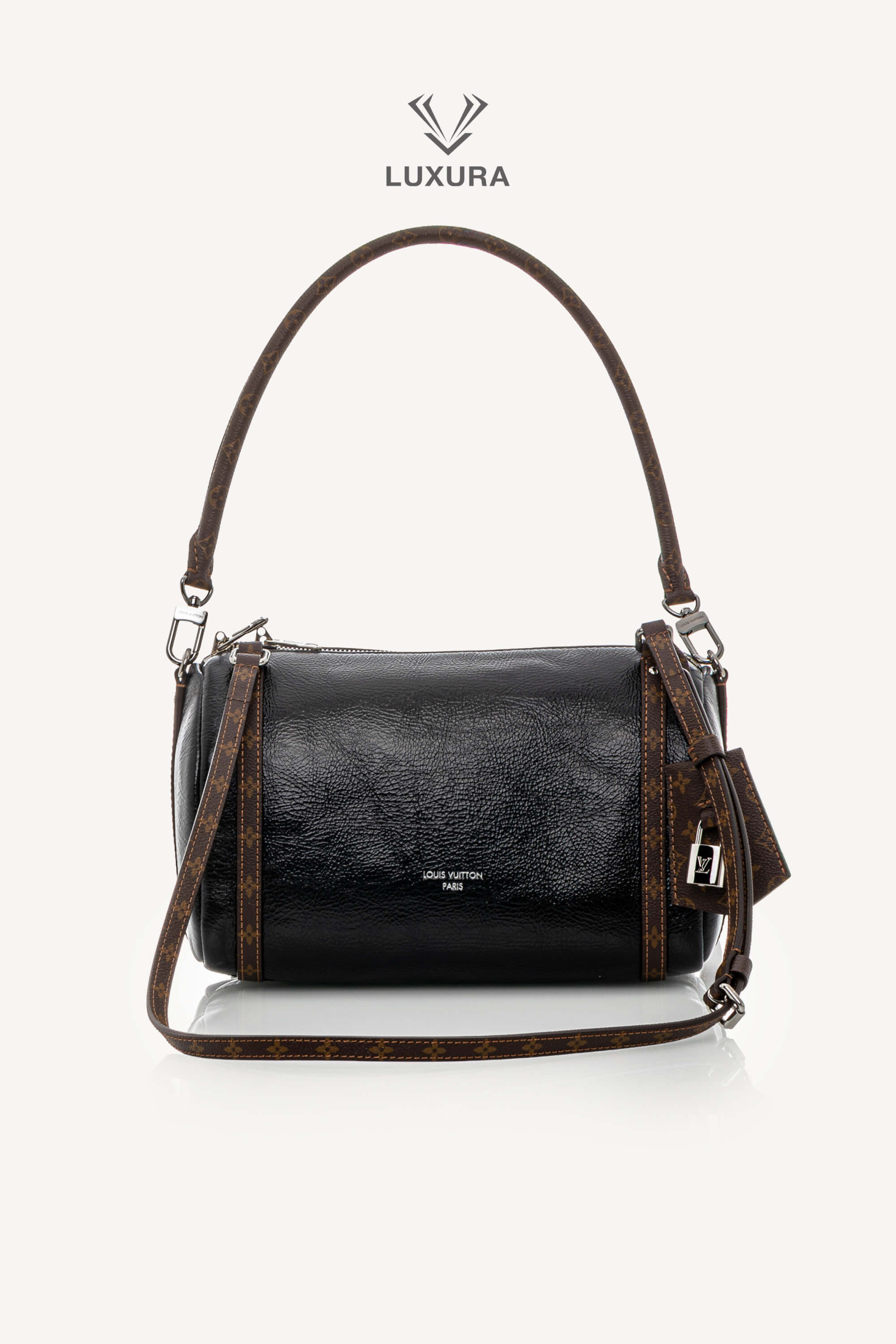<span style="font-size: 10px;letter-spacing: .15em">HARD TO FIND</span><br> <strong>LOUIS VUITTON</strong><br> <div style="margin-top:10px;font-size:16px">PM Express Bag Saga Noir M27920 - Fashion Shows</div><br>