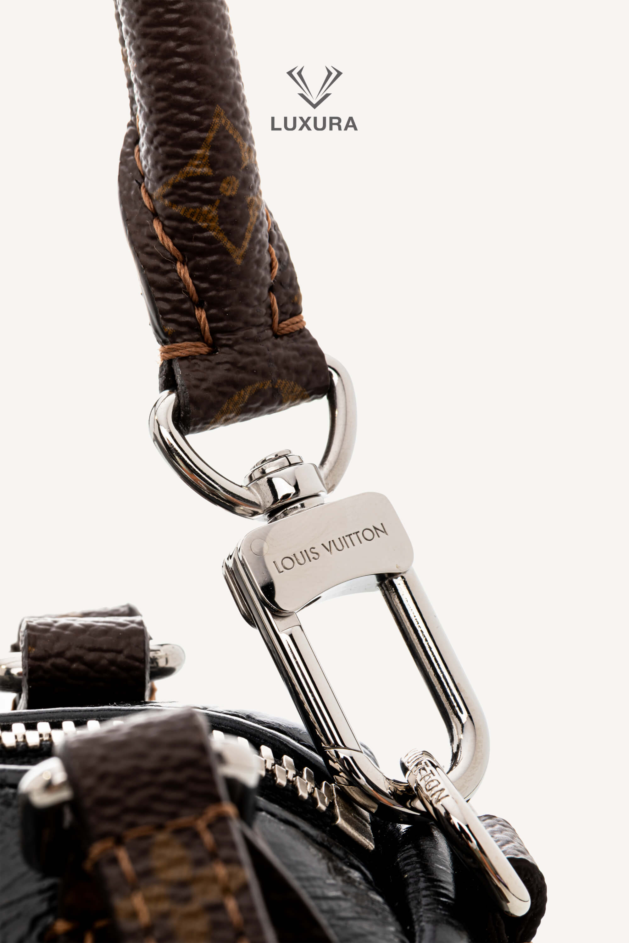 <span style="font-size: 10px;letter-spacing: .15em">HARD TO FIND</span><br> <strong>LOUIS VUITTON</strong><br> <div style="margin-top:10px;font-size:16px">PM Express Bag Saga Noir M27920 - Fashion Shows</div><br> - Image 22