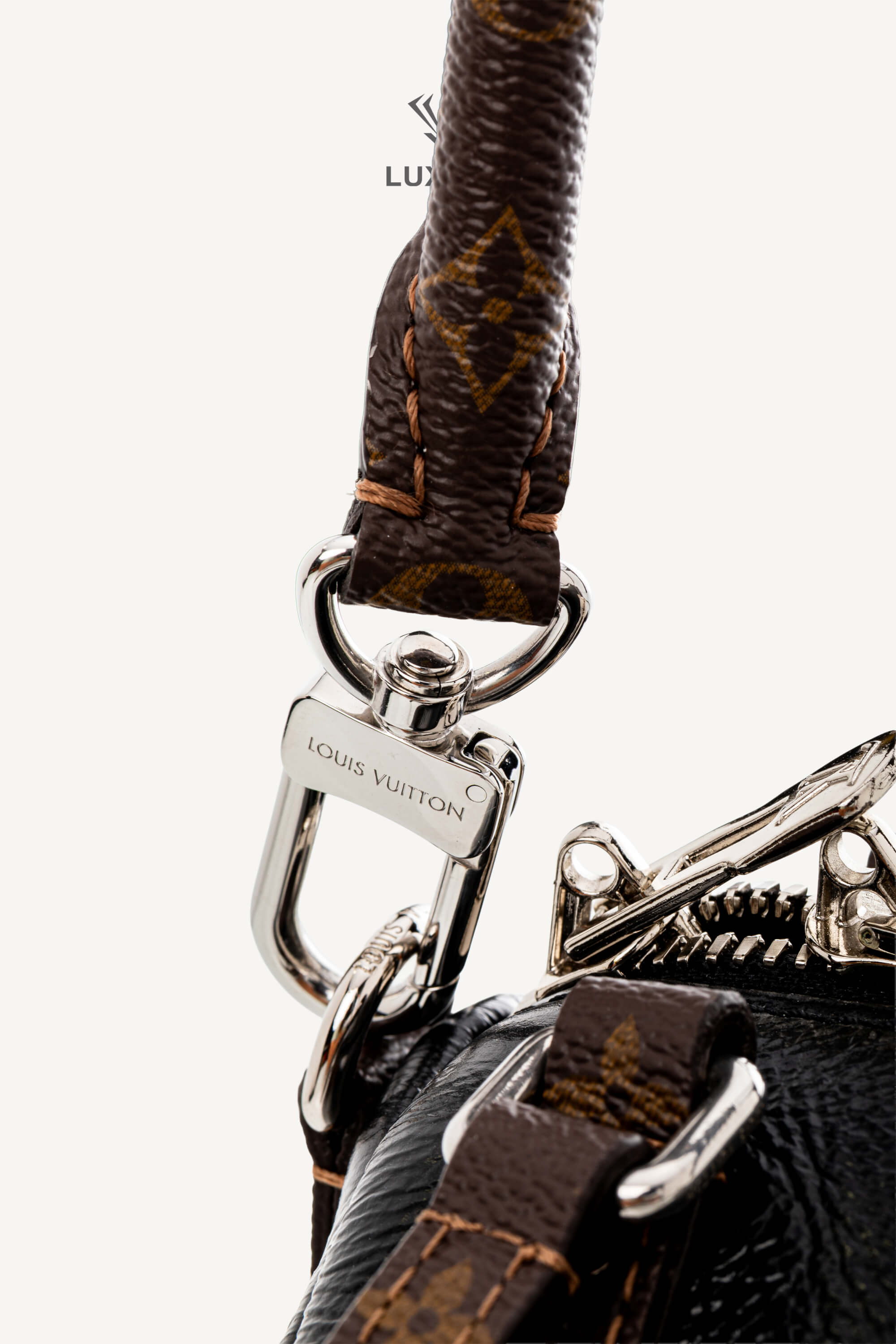 <span style="font-size: 10px;letter-spacing: .15em">HARD TO FIND</span><br> <strong>LOUIS VUITTON</strong><br> <div style="margin-top:10px;font-size:16px">PM Express Bag Saga Noir M27920 - Fashion Shows</div><br> - Image 21