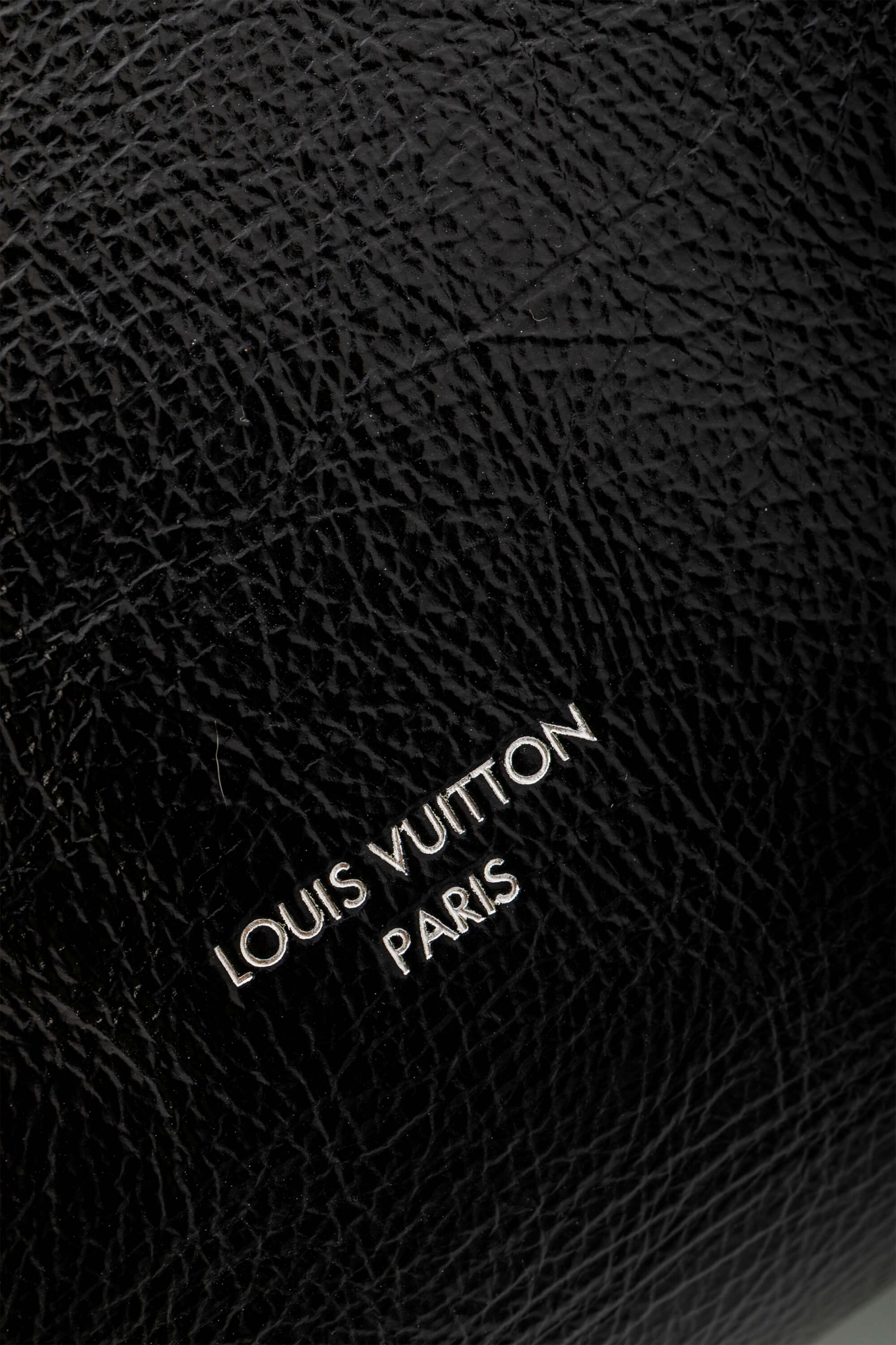 <span style="font-size: 10px;letter-spacing: .15em">HARD TO FIND</span><br> <strong>LOUIS VUITTON</strong><br> <div style="margin-top:10px;font-size:16px">PM Express Bag Saga Noir M27920 - Fashion Shows</div><br> - Image 23