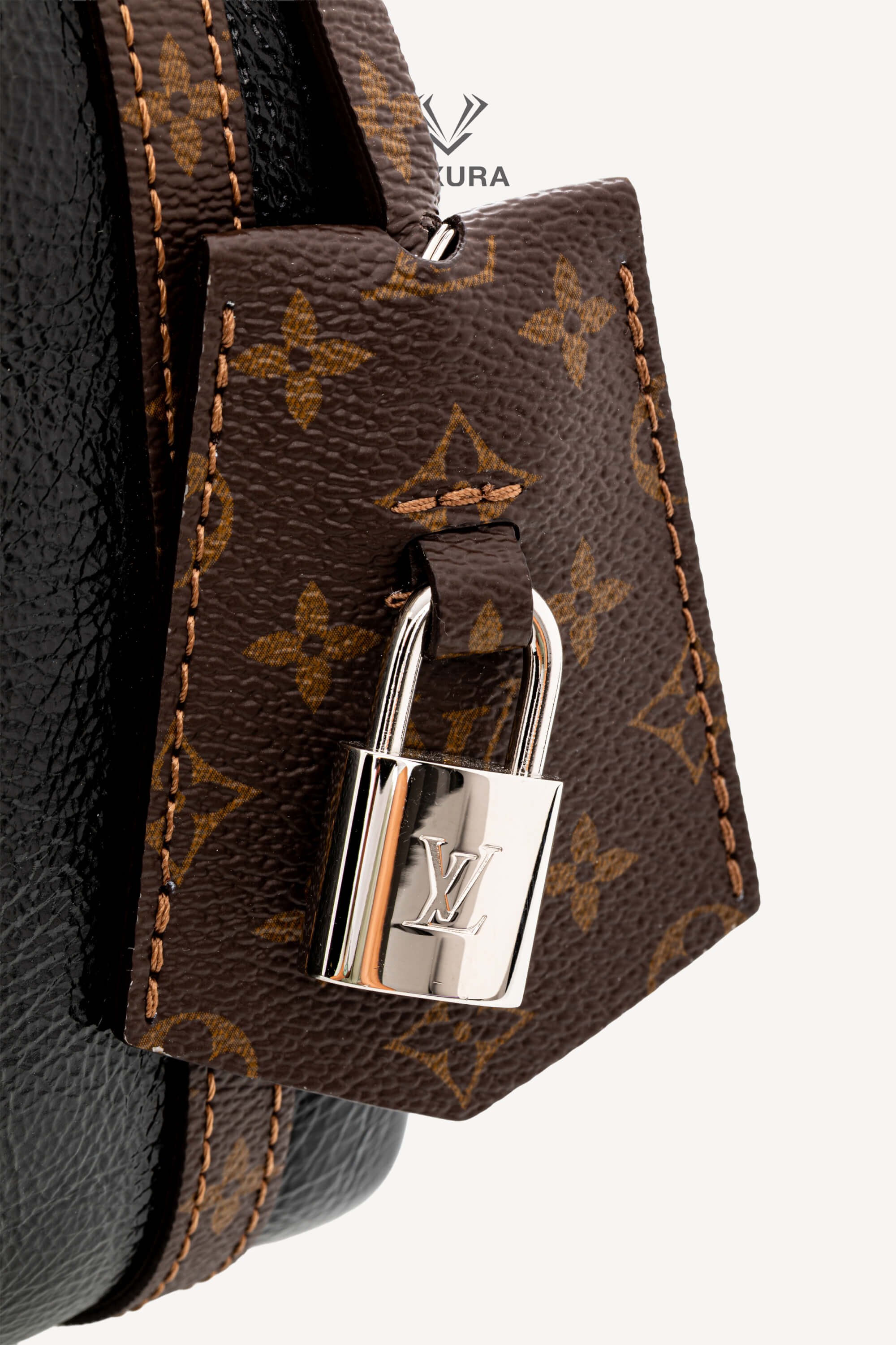 <span style="font-size: 10px;letter-spacing: .15em">HARD TO FIND</span><br> <strong>LOUIS VUITTON</strong><br> <div style="margin-top:10px;font-size:16px">PM Express Bag Saga Noir M27920 - Fashion Shows</div><br> - Image 11