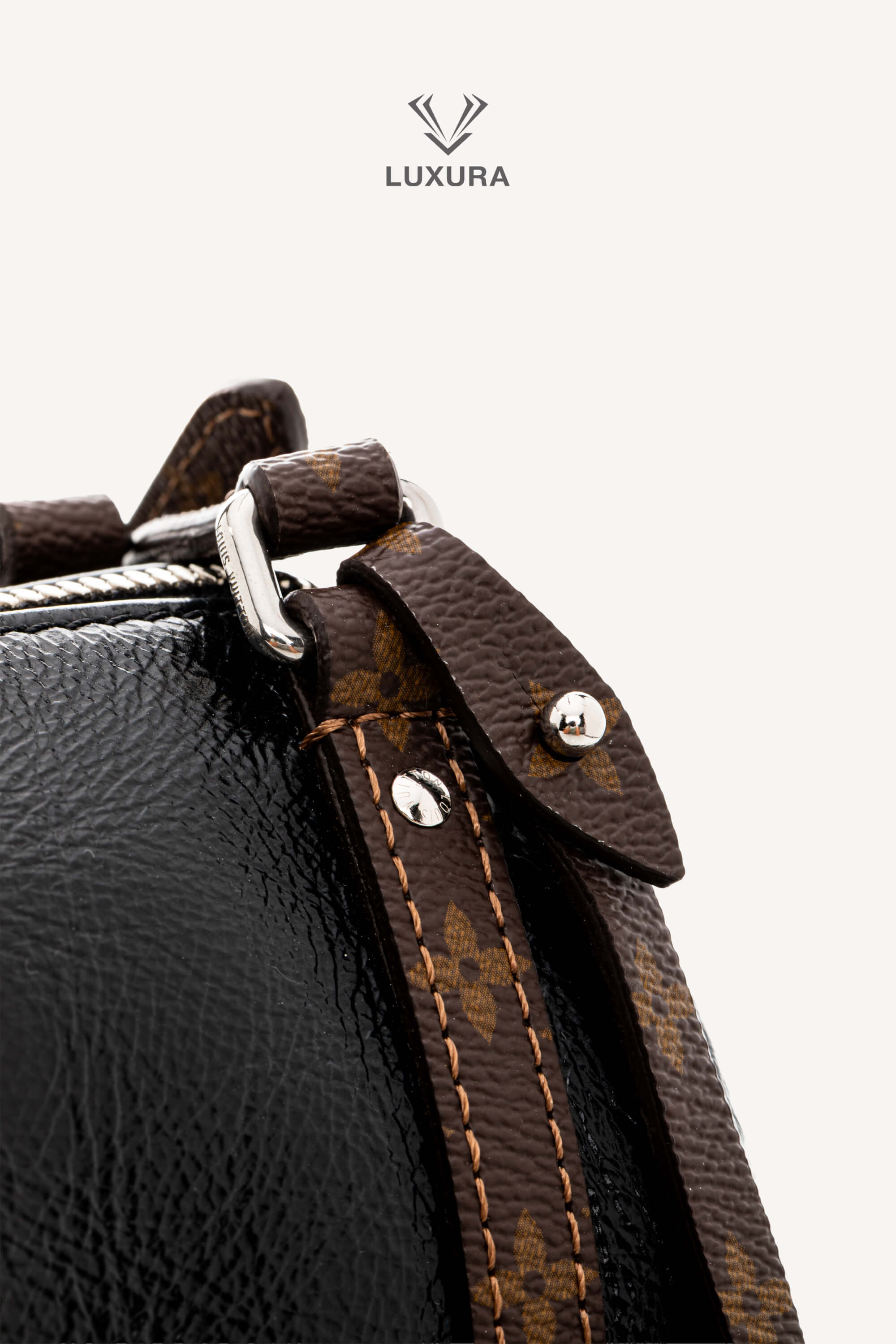 <span style="font-size: 10px;letter-spacing: .15em">HARD TO FIND</span><br> <strong>LOUIS VUITTON</strong><br> <div style="margin-top:10px;font-size:16px">PM Express Bag Saga Noir M27920 - Fashion Shows</div><br> - Image 20