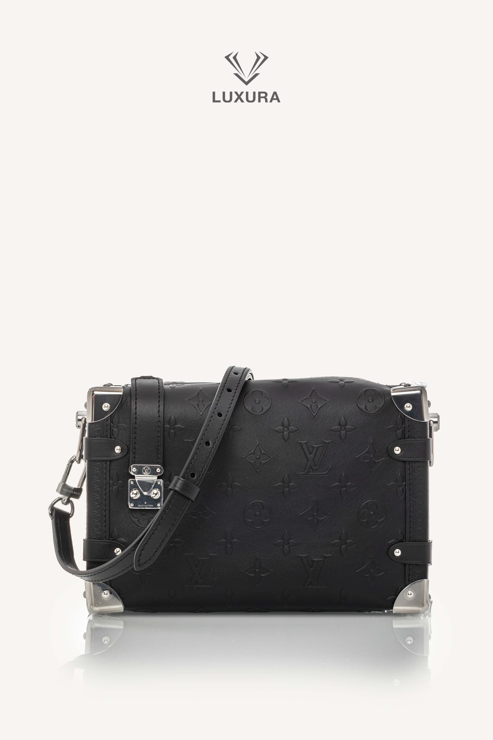 <span style="font-size: 10px;letter-spacing: .15em">HARD TO FIND</span><br> <strong>LOUIS VUITTON</strong><br> <div style="margin-top:10px;font-size:16px">Side Trunk MM Black Monogram Bold M14572</div><br>