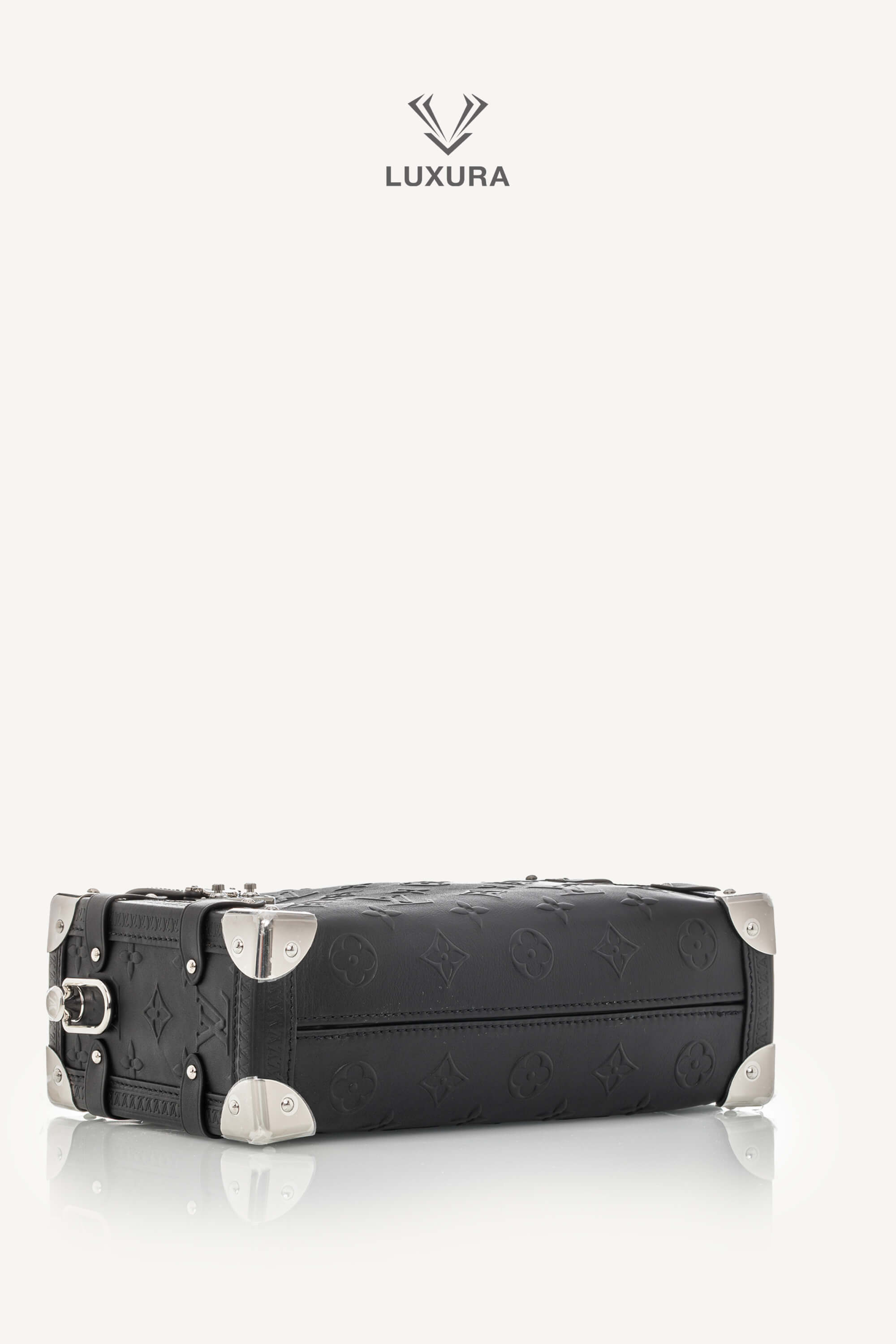 <span style="font-size: 10px;letter-spacing: .15em">HARD TO FIND</span><br> <strong>LOUIS VUITTON</strong><br> <div style="margin-top:10px;font-size:16px">Side Trunk MM Black Monogram Bold M14572</div><br> - Image 26