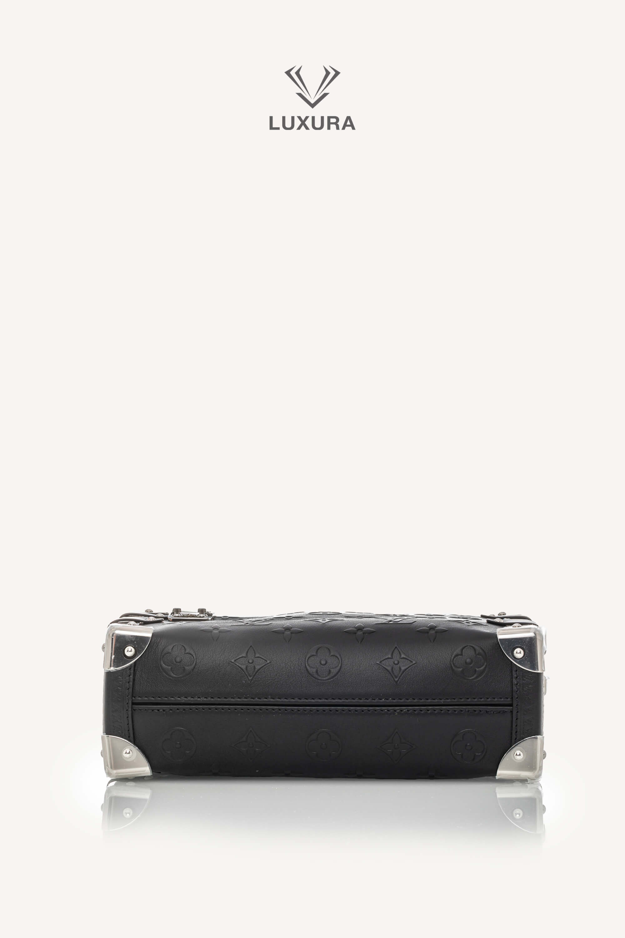 <span style="font-size: 10px;letter-spacing: .15em">HARD TO FIND</span><br> <strong>LOUIS VUITTON</strong><br> <div style="margin-top:10px;font-size:16px">Side Trunk MM Black Monogram Bold M14572</div><br> - Image 25