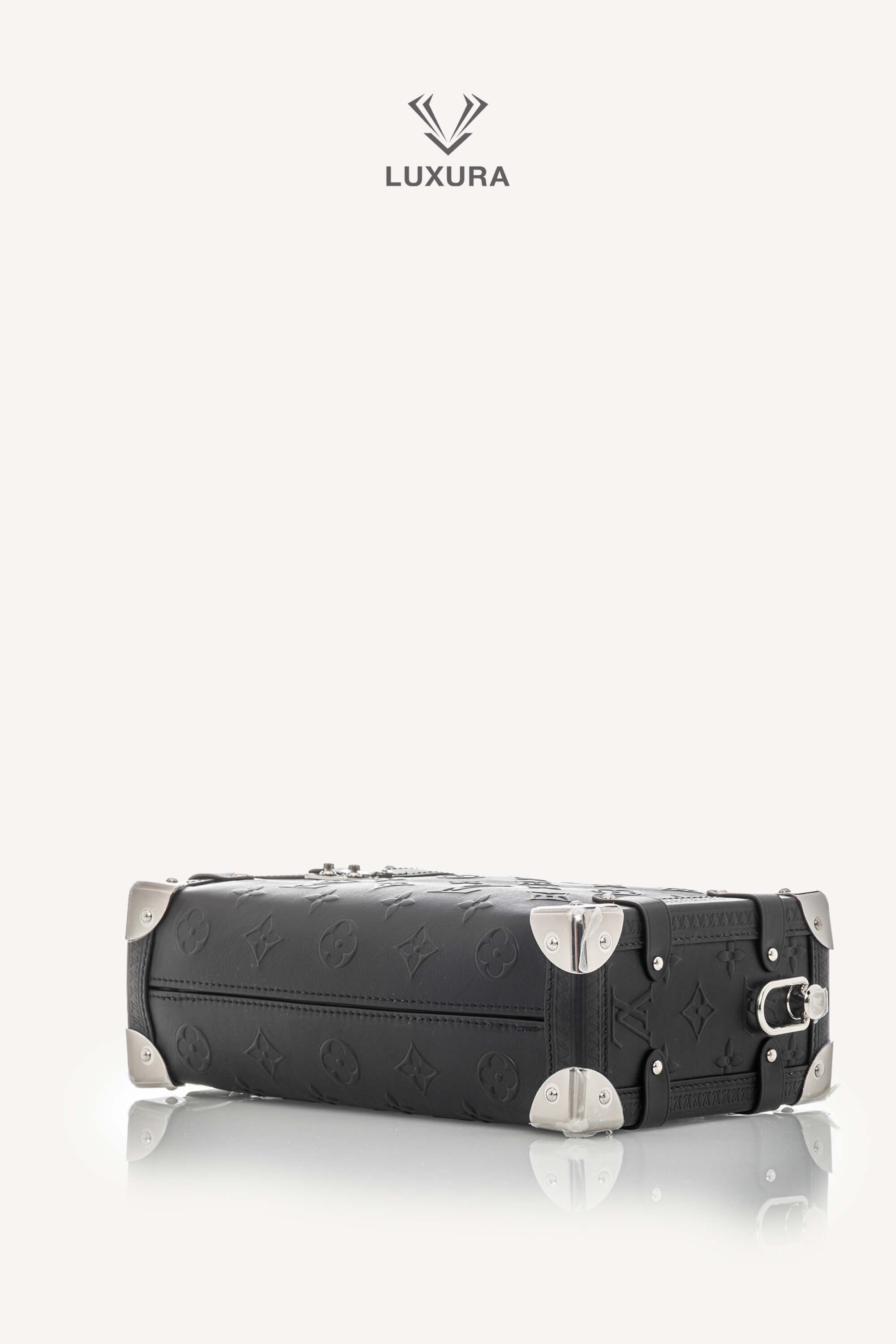 <span style="font-size: 10px;letter-spacing: .15em">HARD TO FIND</span><br> <strong>LOUIS VUITTON</strong><br> <div style="margin-top:10px;font-size:16px">Side Trunk MM Black Monogram Bold M14572</div><br> - Image 24