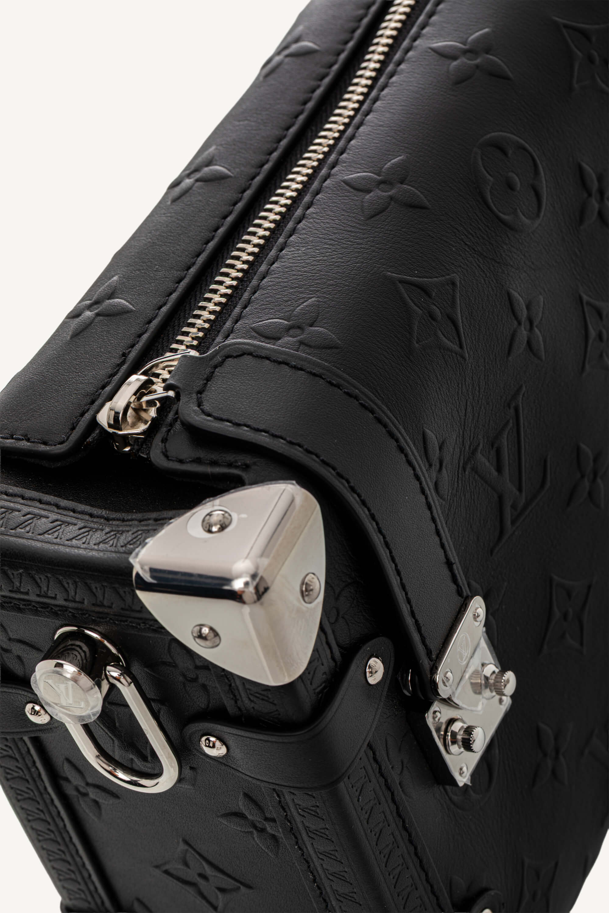 <span style="font-size: 10px;letter-spacing: .15em">HARD TO FIND</span><br> <strong>LOUIS VUITTON</strong><br> <div style="margin-top:10px;font-size:16px">Side Trunk MM Black Monogram Bold M14572</div><br> - Image 12