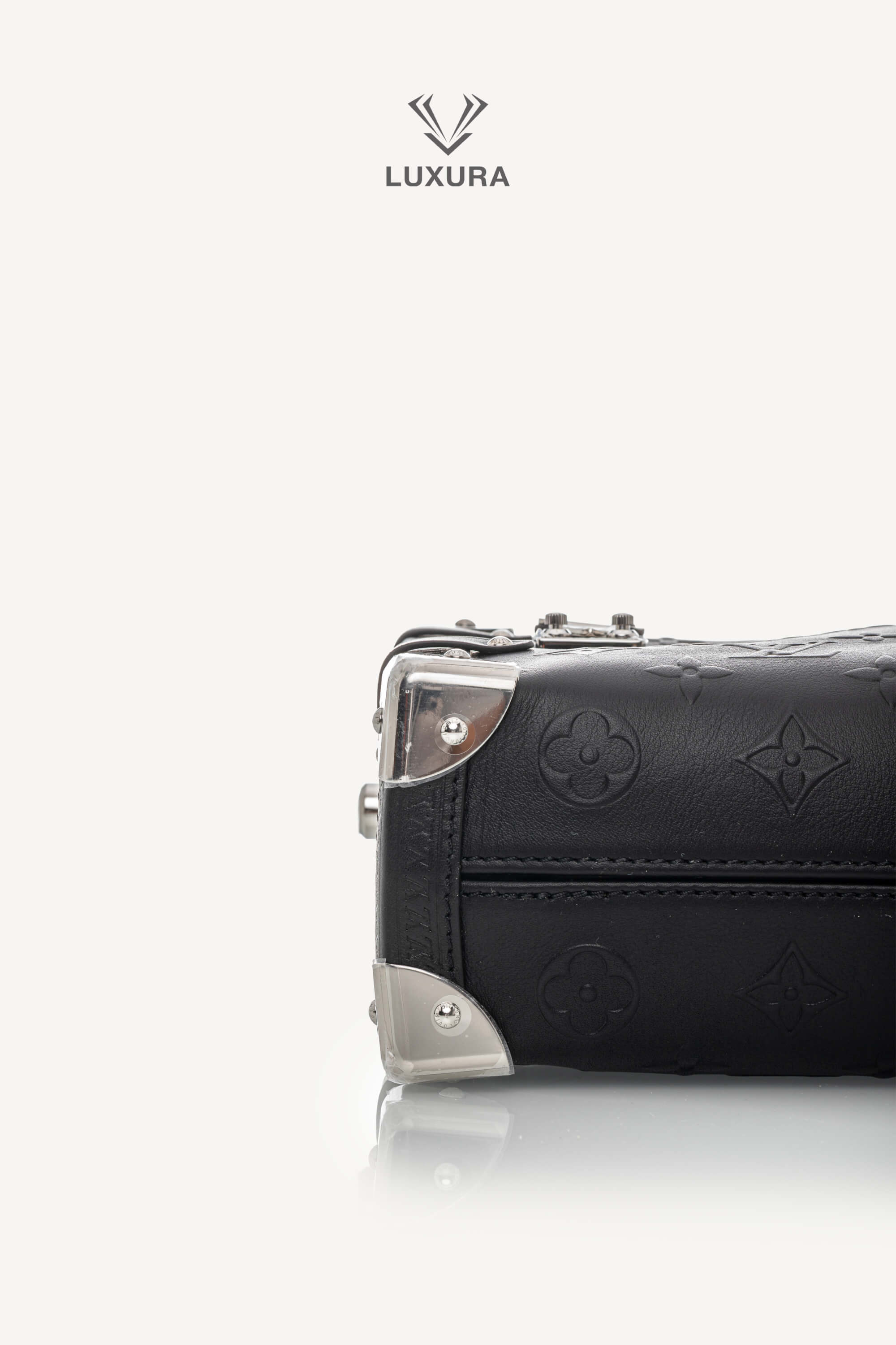 <span style="font-size: 10px;letter-spacing: .15em">HARD TO FIND</span><br> <strong>LOUIS VUITTON</strong><br> <div style="margin-top:10px;font-size:16px">Side Trunk MM Black Monogram Bold M14572</div><br> - Image 19