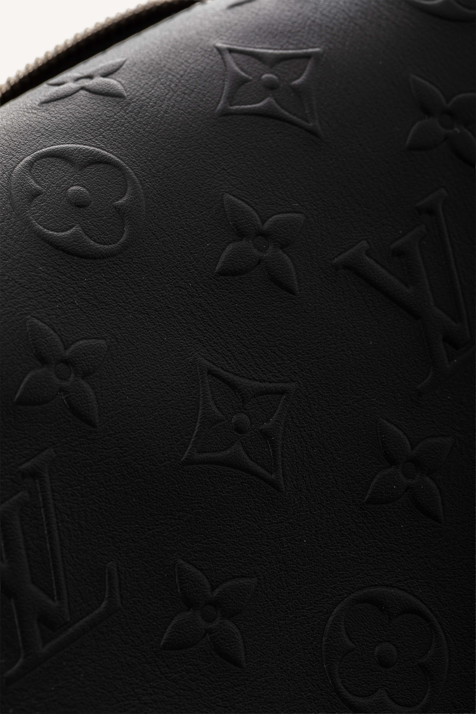 <span style="font-size: 10px;letter-spacing: .15em">HARD TO FIND</span><br> <strong>LOUIS VUITTON</strong><br> <div style="margin-top:10px;font-size:16px">Side Trunk MM Black Monogram Bold M14572</div><br> - Image 23