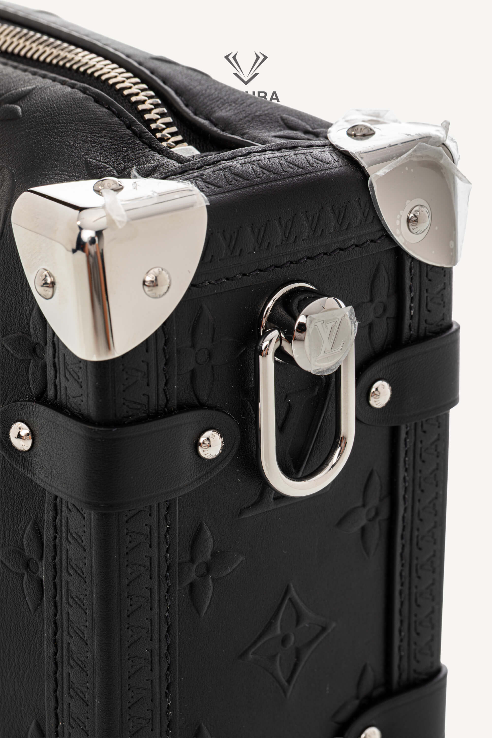 <span style="font-size: 10px;letter-spacing: .15em">HARD TO FIND</span><br> <strong>LOUIS VUITTON</strong><br> <div style="margin-top:10px;font-size:16px">Side Trunk MM Black Monogram Bold M14572</div><br> - Image 10