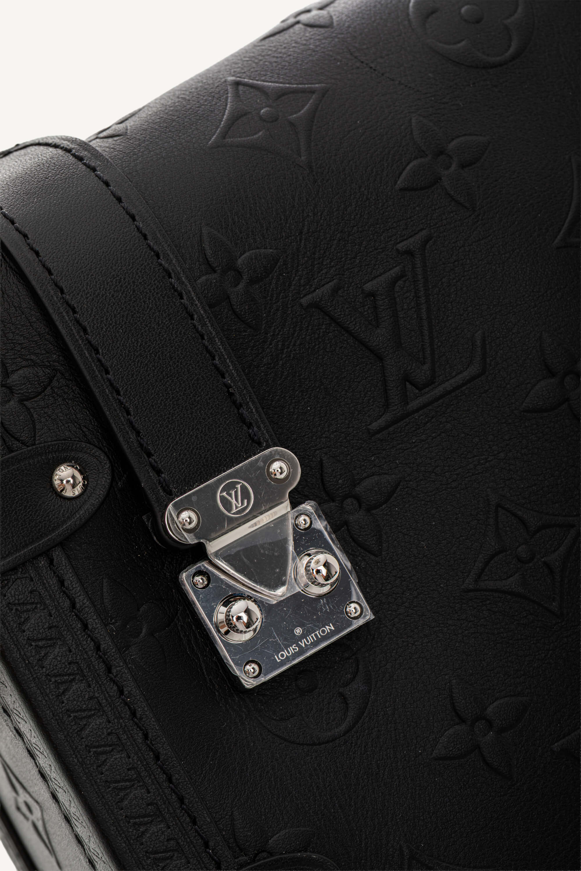 <span style="font-size: 10px;letter-spacing: .15em">HARD TO FIND</span><br> <strong>LOUIS VUITTON</strong><br> <div style="margin-top:10px;font-size:16px">Side Trunk MM Black Monogram Bold M14572</div><br> - Image 11