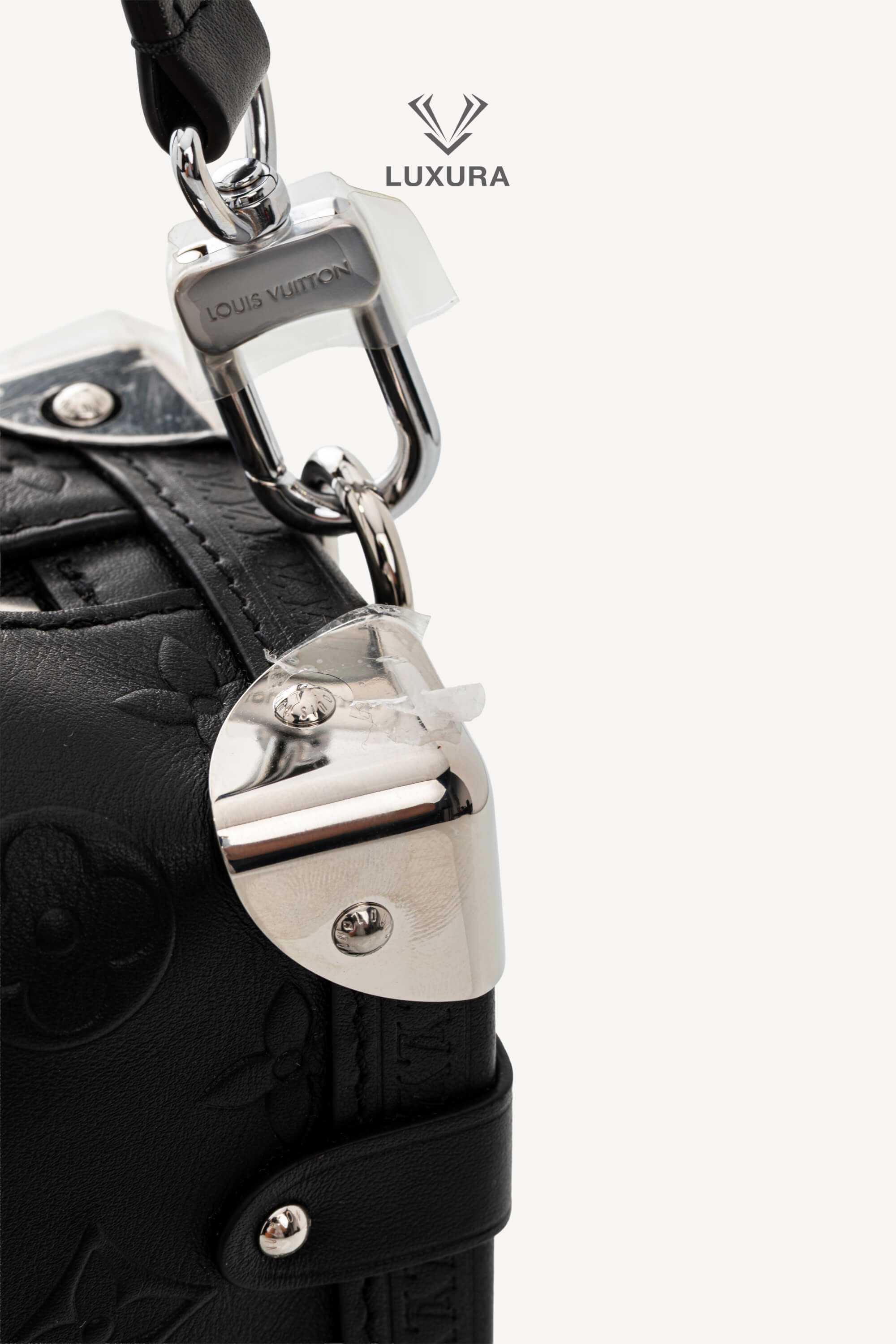 <span style="font-size: 10px;letter-spacing: .15em">HARD TO FIND</span><br> <strong>LOUIS VUITTON</strong><br> <div style="margin-top:10px;font-size:16px">Side Trunk MM Black Monogram Bold M14572</div><br> - Image 17