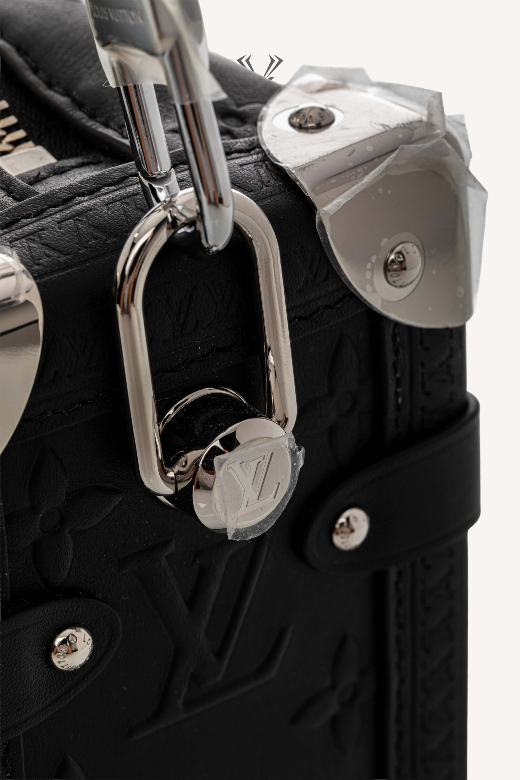 <span style="font-size: 10px;letter-spacing: .15em">HARD TO FIND</span><br> <strong>LOUIS VUITTON</strong><br> <div style="margin-top:10px;font-size:16px">Side Trunk MM Black Monogram Bold M14572</div><br> - Image 16
