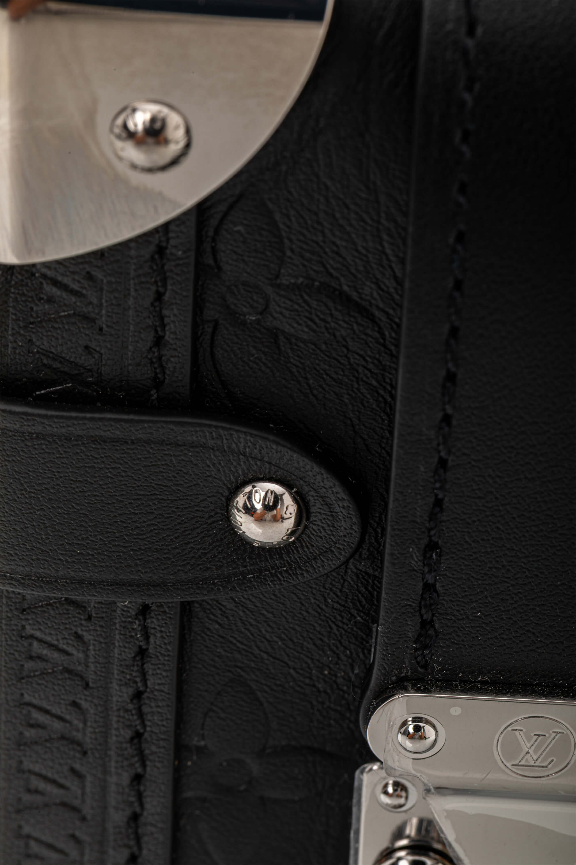 <span style="font-size: 10px;letter-spacing: .15em">HARD TO FIND</span><br> <strong>LOUIS VUITTON</strong><br> <div style="margin-top:10px;font-size:16px">Side Trunk MM Black Monogram Bold M14572</div><br> - Image 14