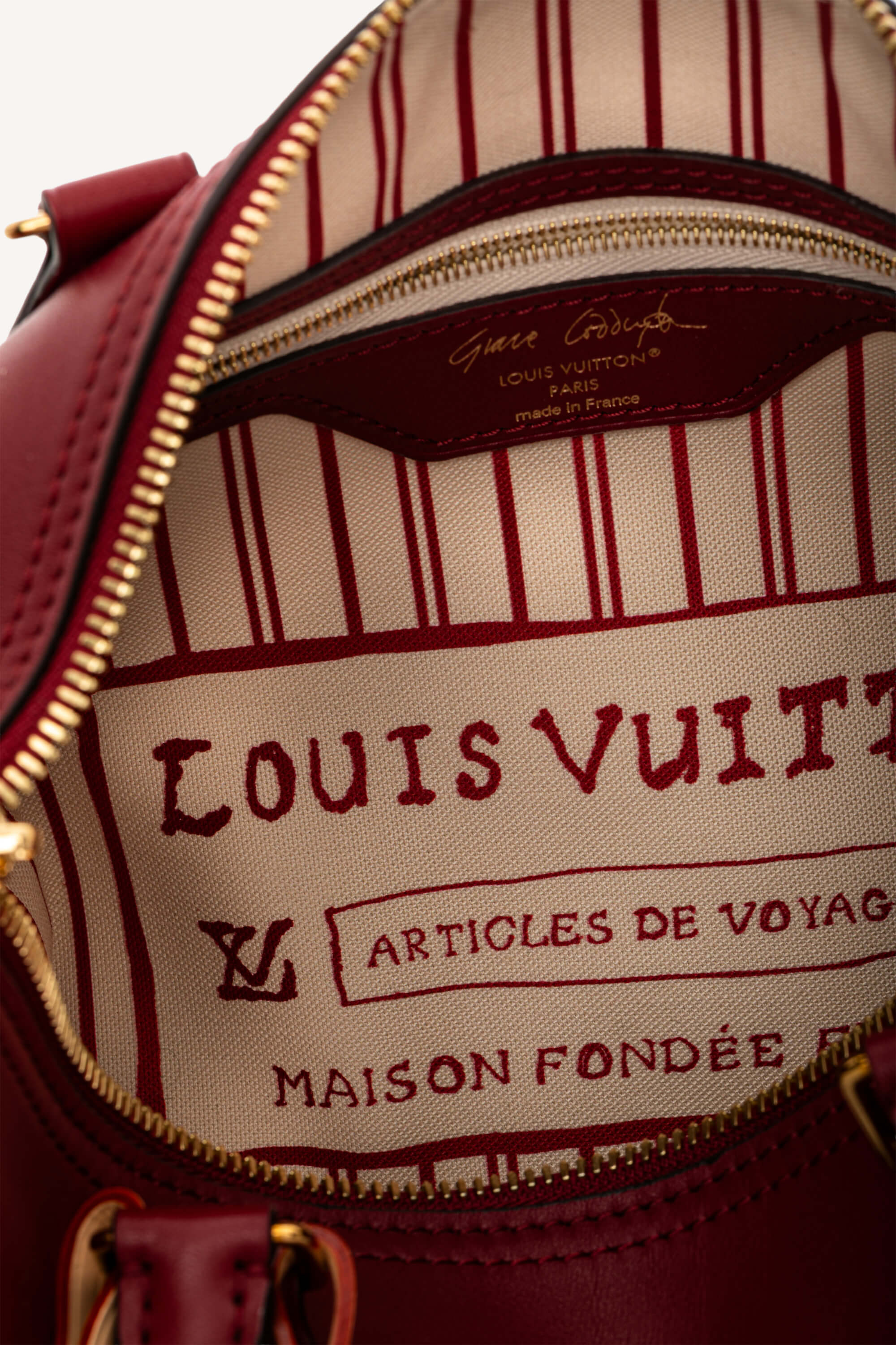 <span style="font-size: 10px;letter-spacing: .15em"></span><br> <strong>LOUIS VUITTON</strong><br> <div style="margin-top:10px;font-size:16px">Travels With Grace Coddington Speedy Soft 30</div><br> - Image 23