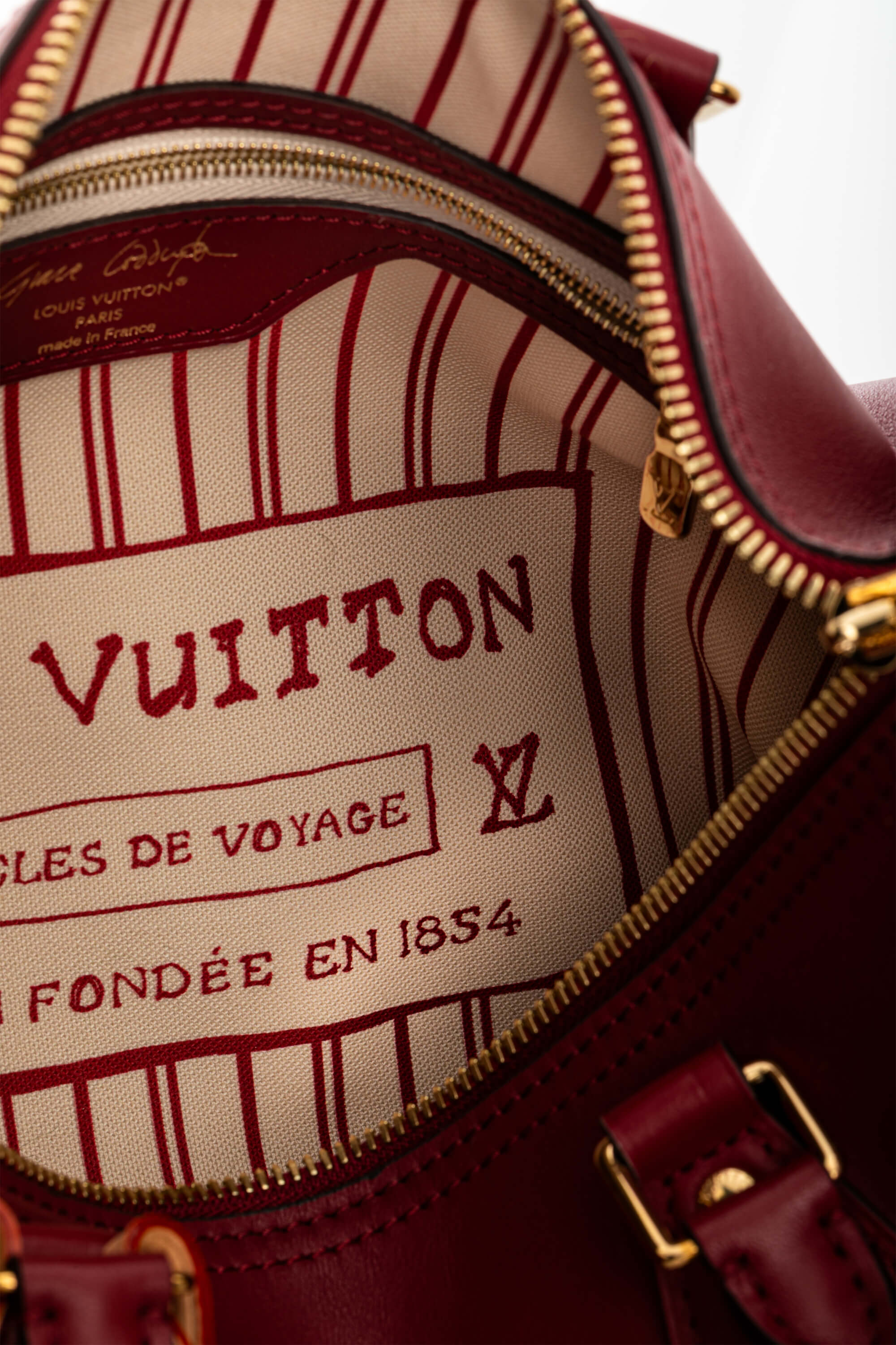 <span style="font-size: 10px;letter-spacing: .15em"></span><br> <strong>LOUIS VUITTON</strong><br> <div style="margin-top:10px;font-size:16px">Travels With Grace Coddington Speedy Soft 30</div><br> - Image 25