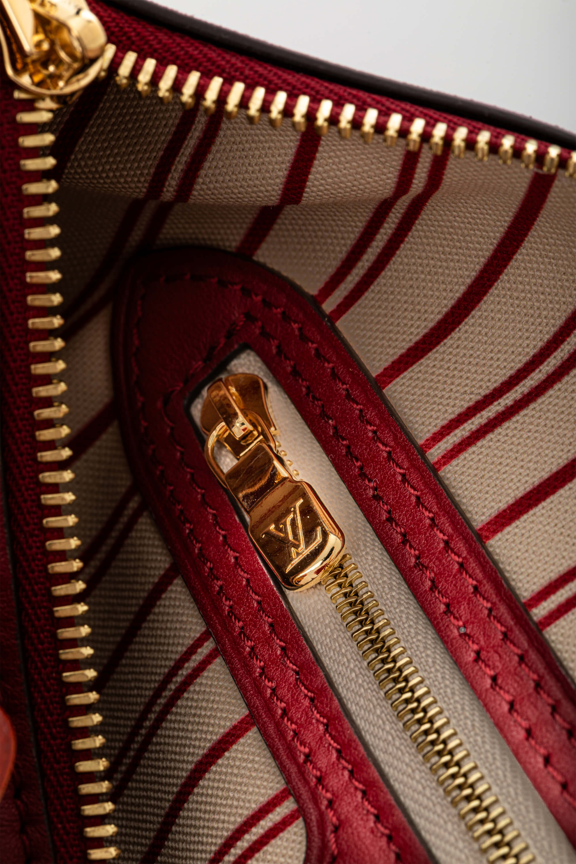 <span style="font-size: 10px;letter-spacing: .15em"></span><br> <strong>LOUIS VUITTON</strong><br> <div style="margin-top:10px;font-size:16px">Travels With Grace Coddington Speedy Soft 30</div><br> - Image 26