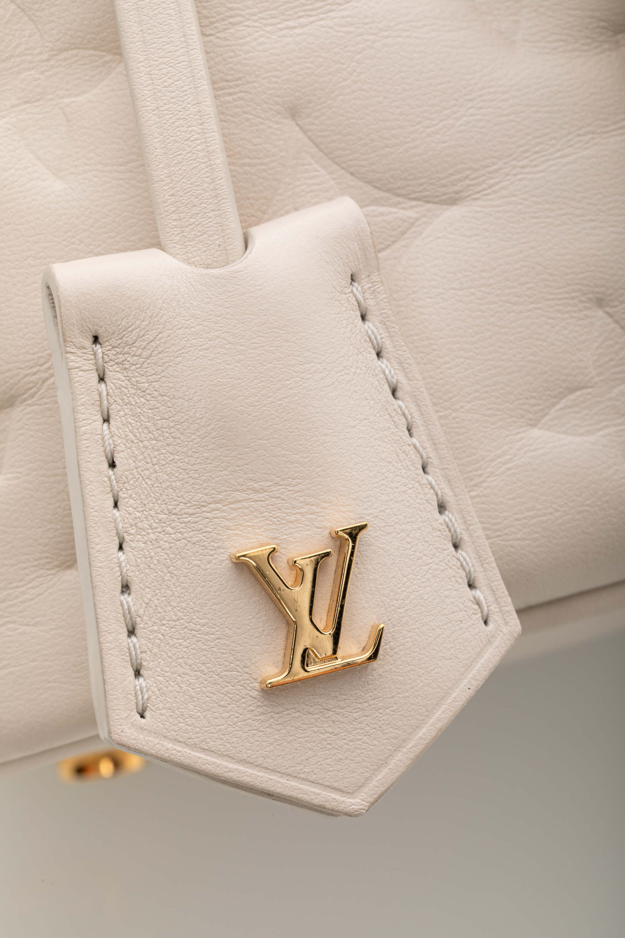 <span style="font-size: 10px;letter-spacing: .15em">HARD TO FIND</span><br> <strong>LOUIS VUITTON</strong><br> <div style="margin-top:10px;font-size:16px">Vanity PM Beige M25219</div><br> - Image 16