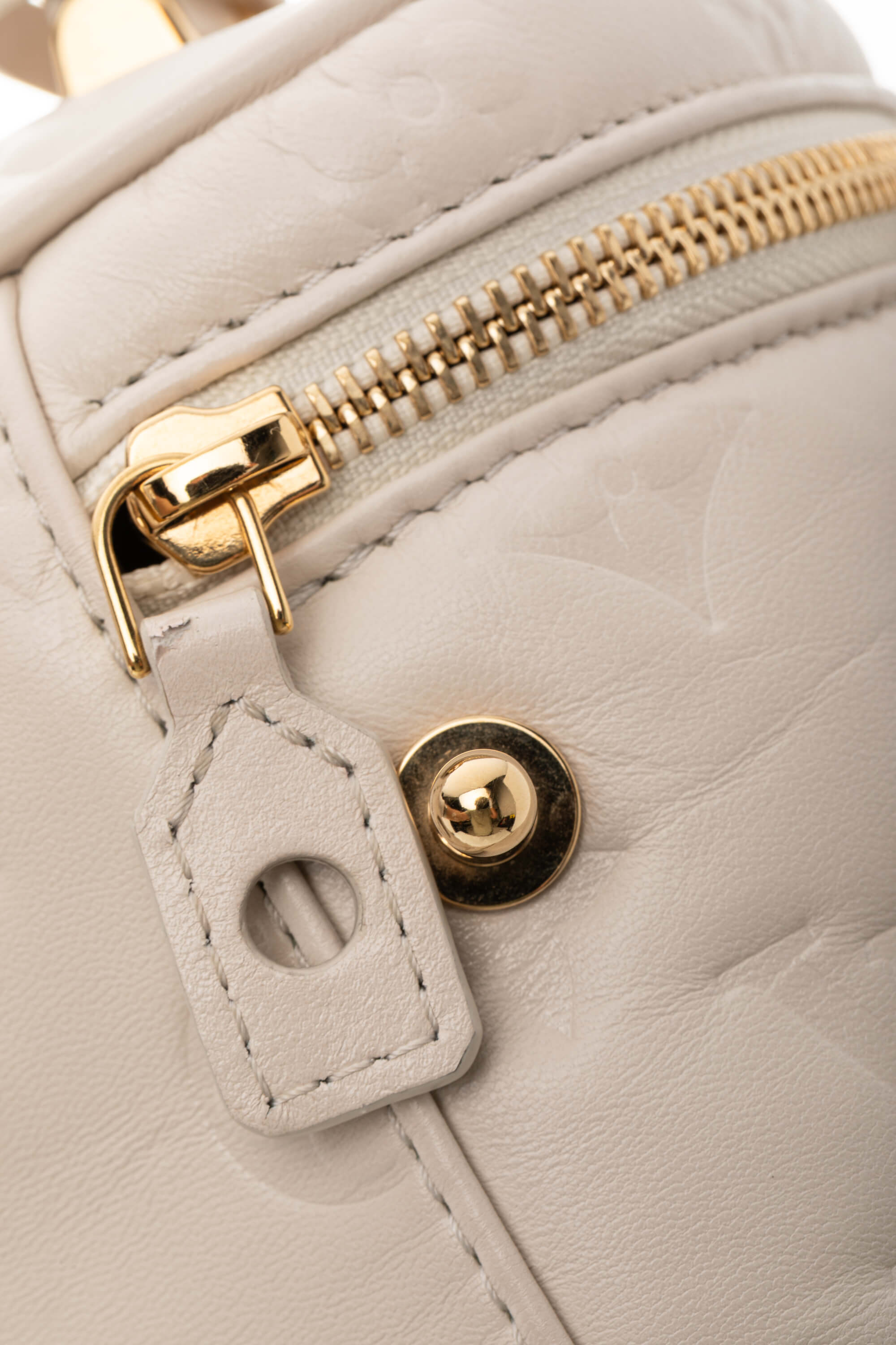 <span style="font-size: 10px;letter-spacing: .15em">HARD TO FIND</span><br> <strong>LOUIS VUITTON</strong><br> <div style="margin-top:10px;font-size:16px">Vanity PM Beige M25219</div><br> - Image 13
