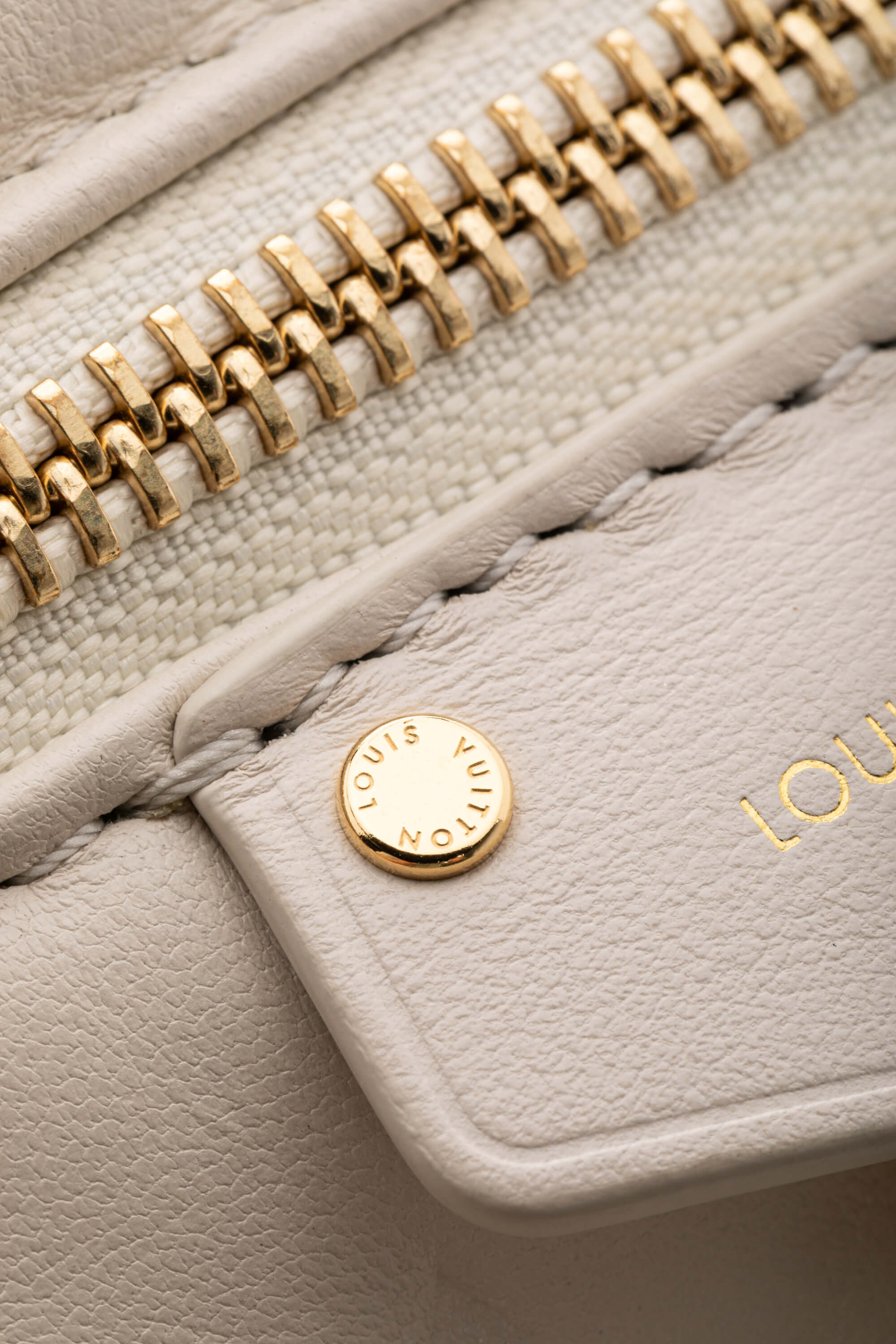 <span style="font-size: 10px;letter-spacing: .15em">HARD TO FIND</span><br> <strong>LOUIS VUITTON</strong><br> <div style="margin-top:10px;font-size:16px">Vanity PM Beige M25219</div><br> - Image 24