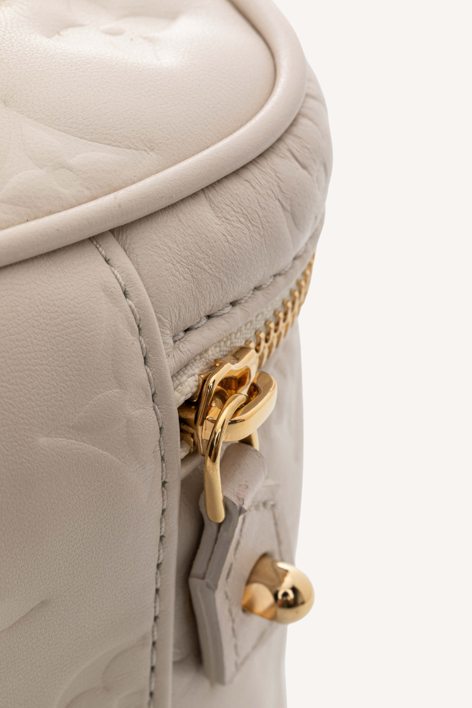 <span style="font-size: 10px;letter-spacing: .15em">HARD TO FIND</span><br> <strong>LOUIS VUITTON</strong><br> <div style="margin-top:10px;font-size:16px">Vanity PM Beige M25219</div><br> - Image 19