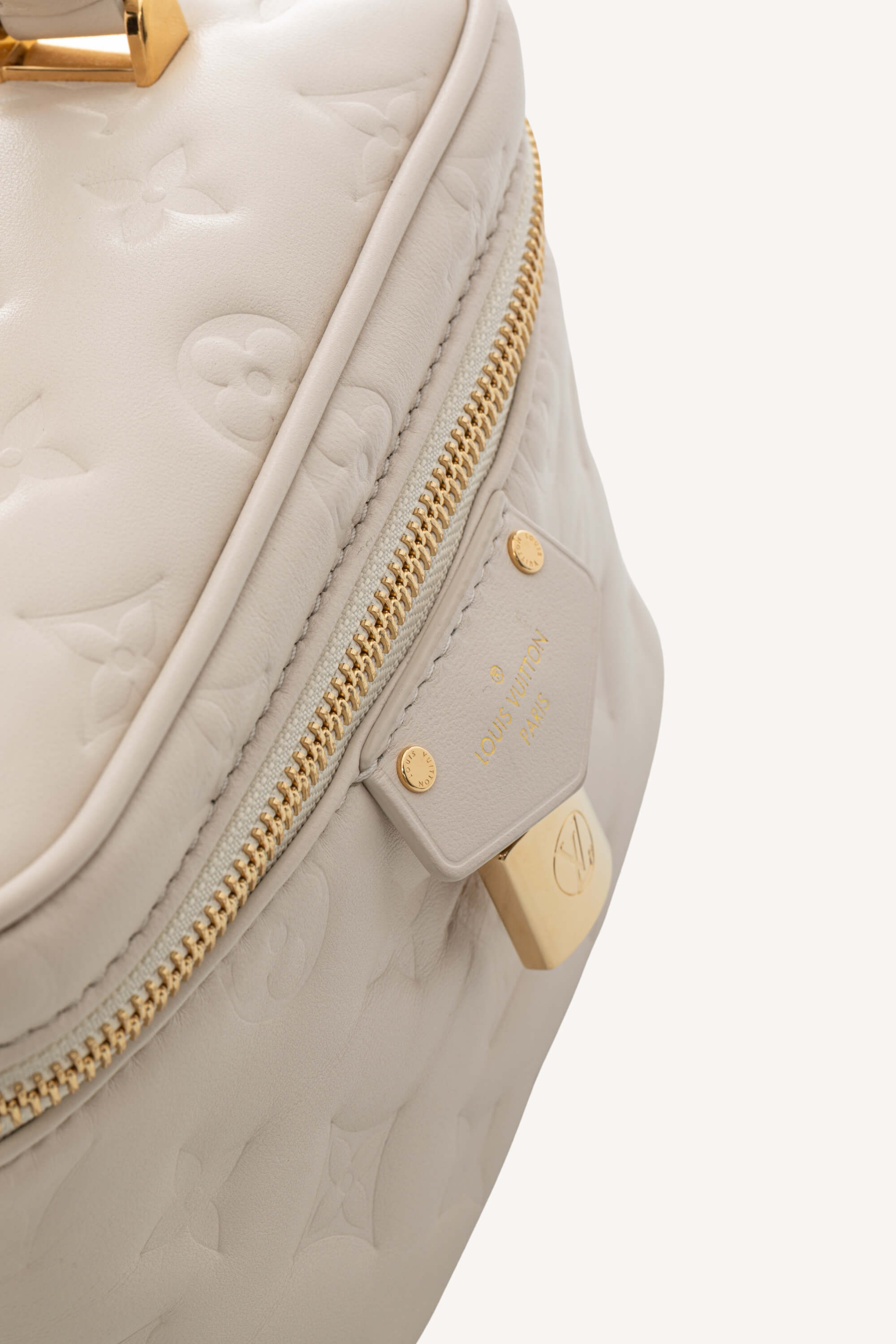 <span style="font-size: 10px;letter-spacing: .15em">HARD TO FIND</span><br> <strong>LOUIS VUITTON</strong><br> <div style="margin-top:10px;font-size:16px">Vanity PM Beige M25219</div><br> - Image 12