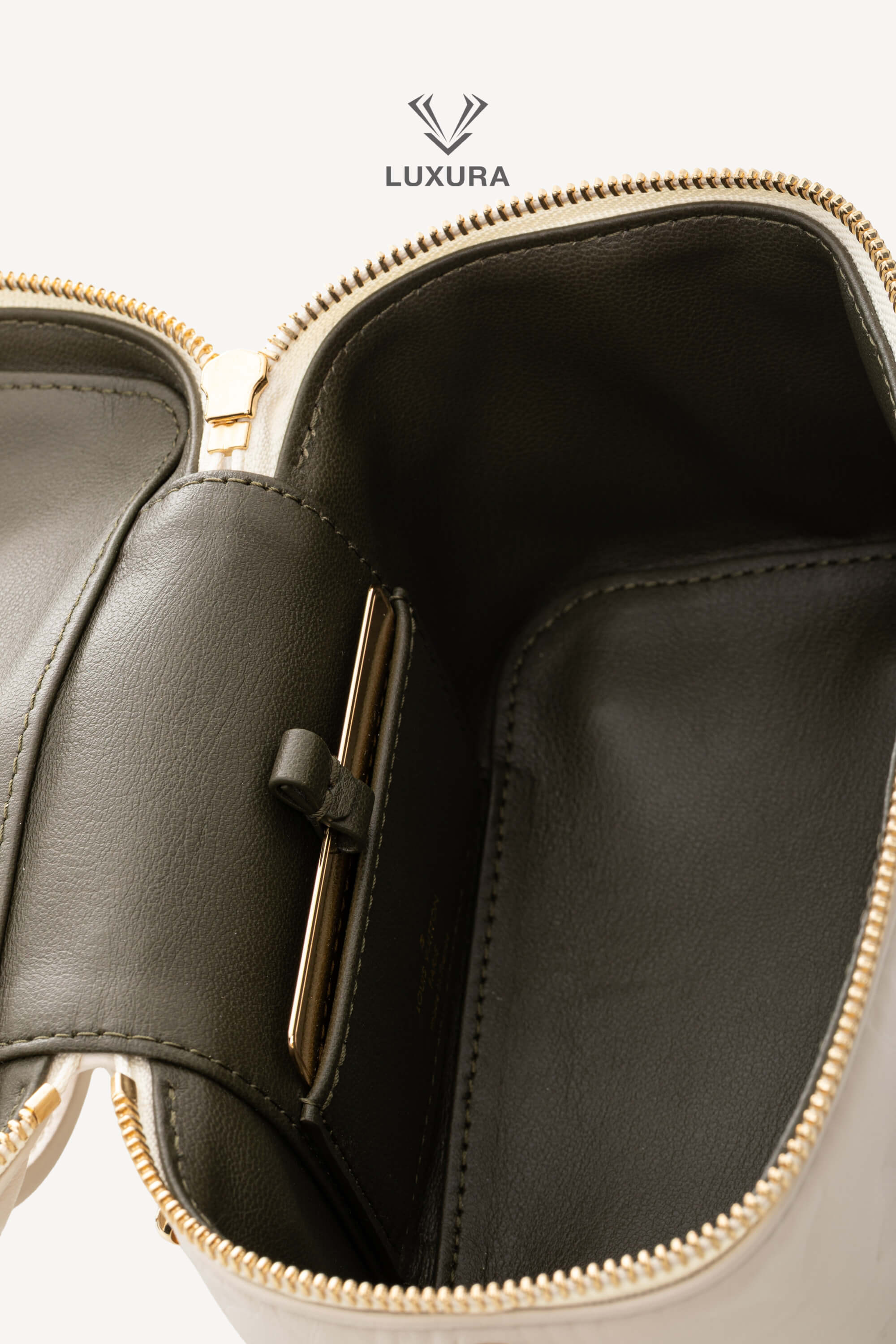 <span style="font-size: 10px;letter-spacing: .15em">HARD TO FIND</span><br> <strong>LOUIS VUITTON</strong><br> <div style="margin-top:10px;font-size:16px">Vanity PM Beige M25219</div><br> - Image 26