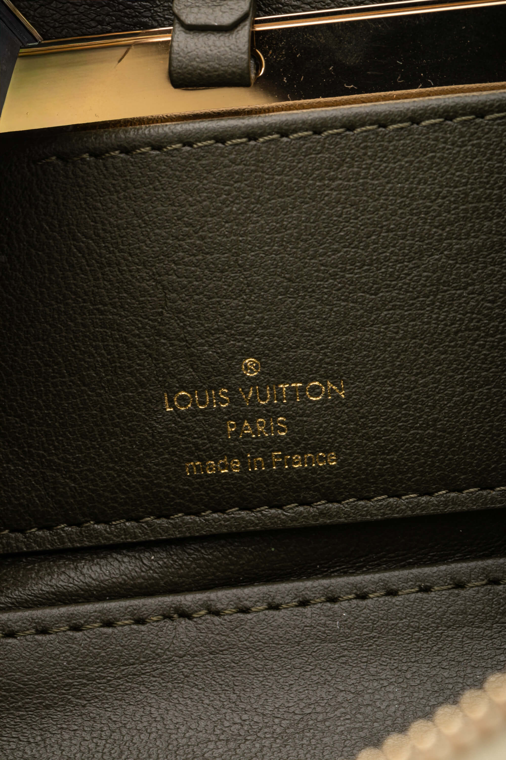 <span style="font-size: 10px;letter-spacing: .15em">HARD TO FIND</span><br> <strong>LOUIS VUITTON</strong><br> <div style="margin-top:10px;font-size:16px">Vanity PM Beige M25219</div><br> - Image 29