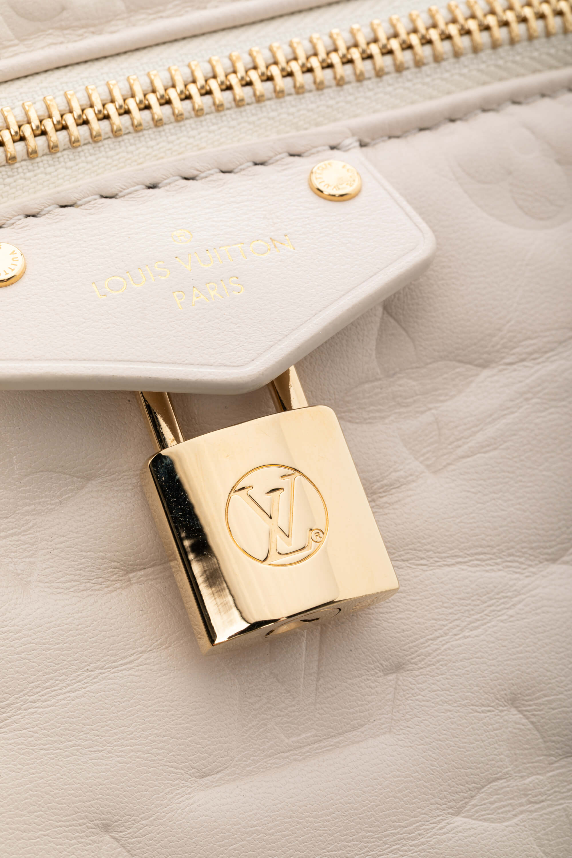 <span style="font-size: 10px;letter-spacing: .15em">HARD TO FIND</span><br> <strong>LOUIS VUITTON</strong><br> <div style="margin-top:10px;font-size:16px">Vanity PM Beige M25219</div><br> - Image 14