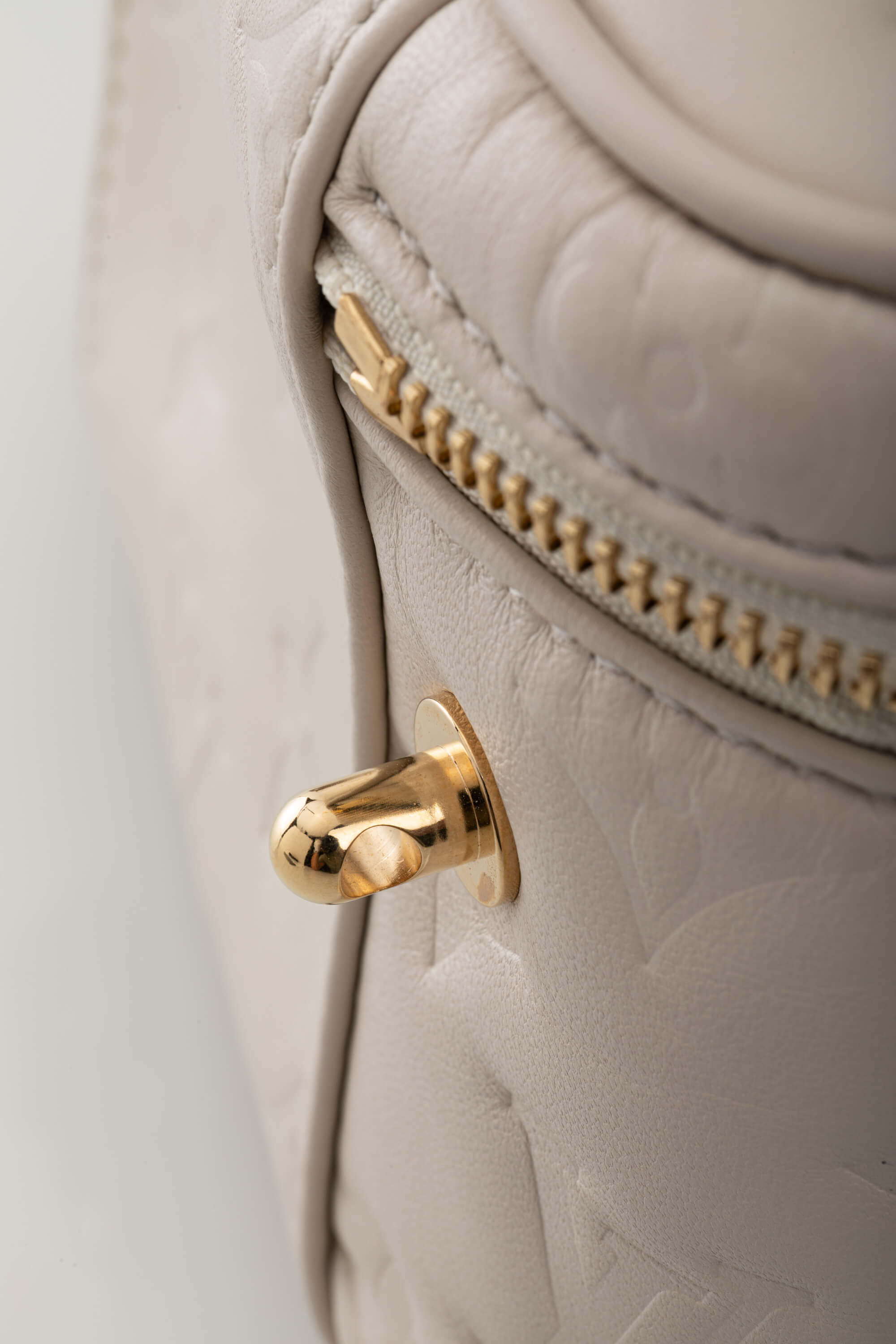 <span style="font-size: 10px;letter-spacing: .15em">HARD TO FIND</span><br> <strong>LOUIS VUITTON</strong><br> <div style="margin-top:10px;font-size:16px">Vanity PM Beige M25219</div><br> - Image 23