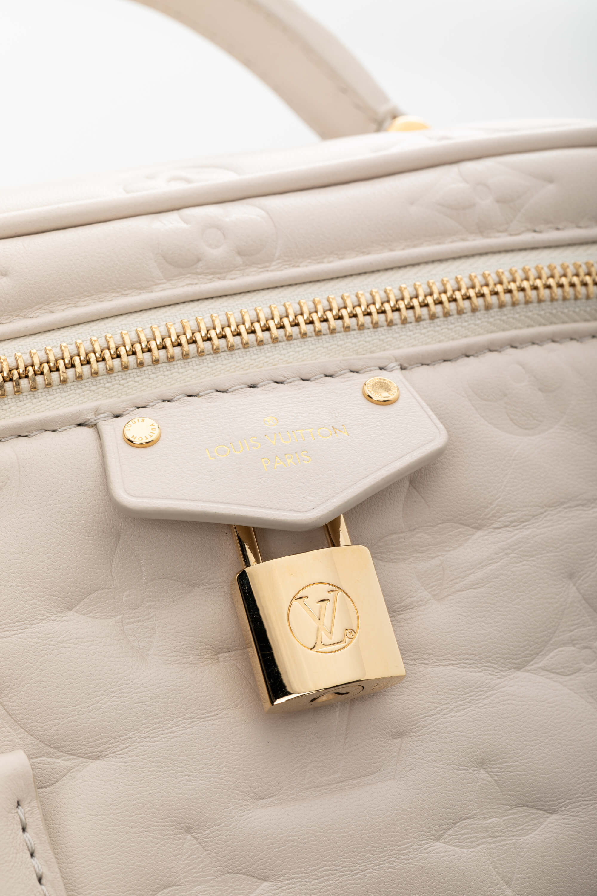 <span style="font-size: 10px;letter-spacing: .15em">HARD TO FIND</span><br> <strong>LOUIS VUITTON</strong><br> <div style="margin-top:10px;font-size:16px">Vanity PM Beige M25219</div><br> - Image 11