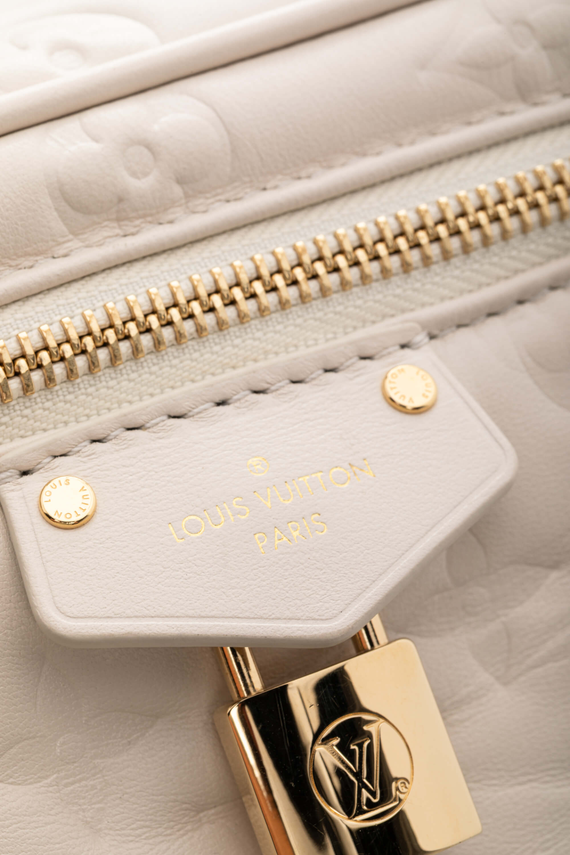 <span style="font-size: 10px;letter-spacing: .15em">HARD TO FIND</span><br> <strong>LOUIS VUITTON</strong><br> <div style="margin-top:10px;font-size:16px">Vanity PM Beige M25219</div><br> - Image 17