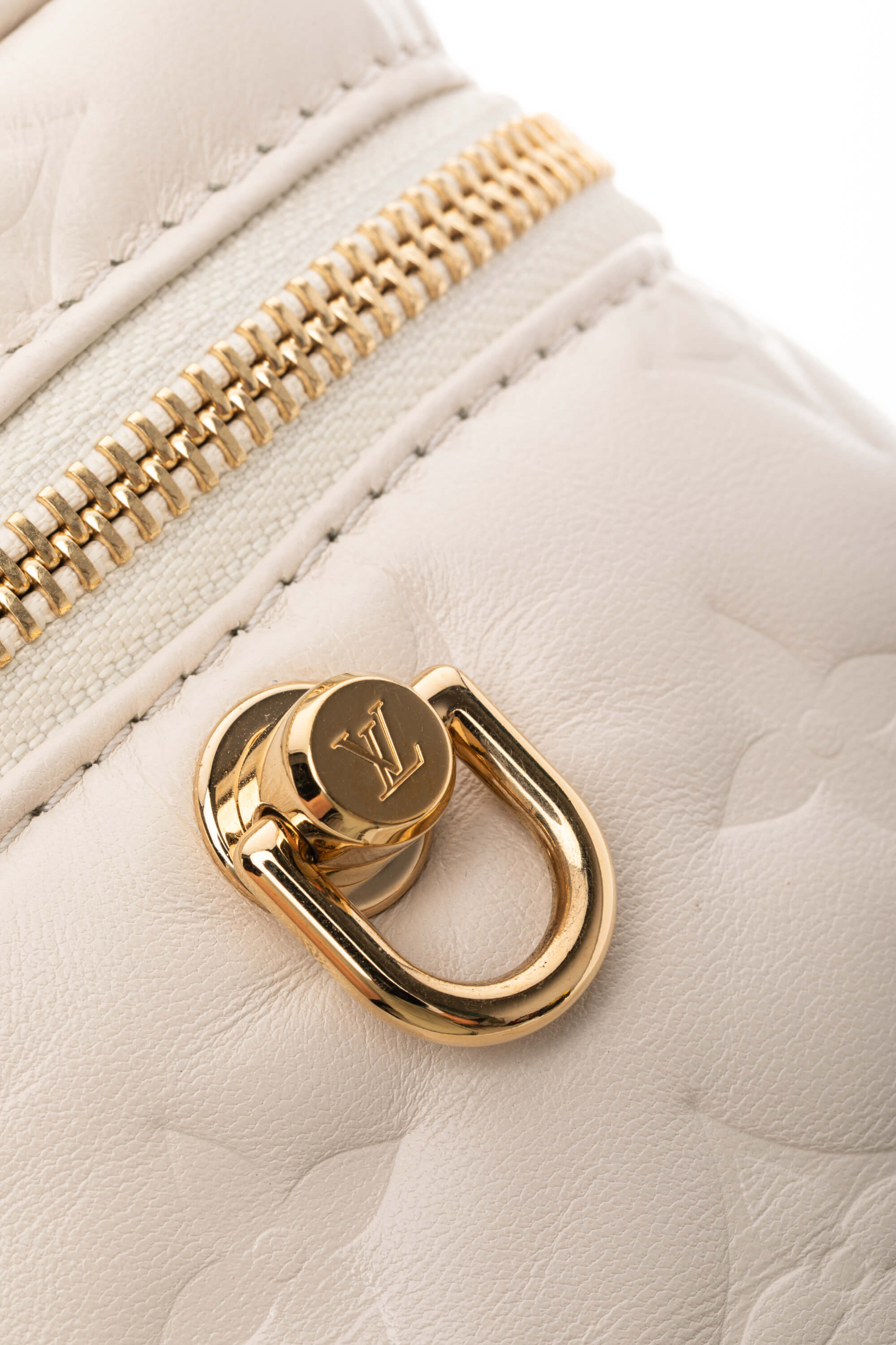 <span style="font-size: 10px;letter-spacing: .15em">HARD TO FIND</span><br> <strong>LOUIS VUITTON</strong><br> <div style="margin-top:10px;font-size:16px">Vanity PM Beige M25219</div><br> - Image 15