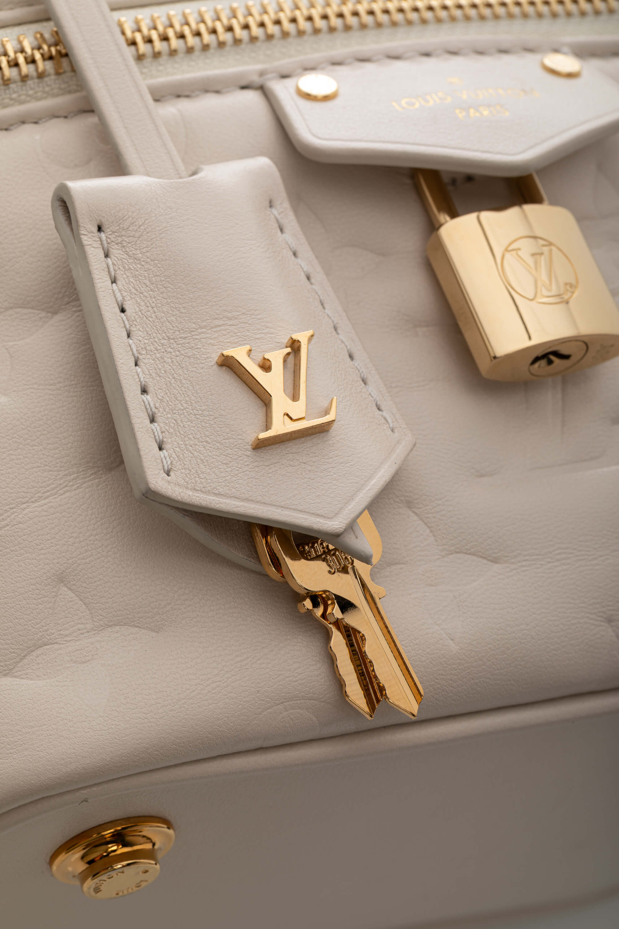 <span style="font-size: 10px;letter-spacing: .15em">HARD TO FIND</span><br> <strong>LOUIS VUITTON</strong><br> <div style="margin-top:10px;font-size:16px">Vanity PM Beige M25219</div><br> - Image 10